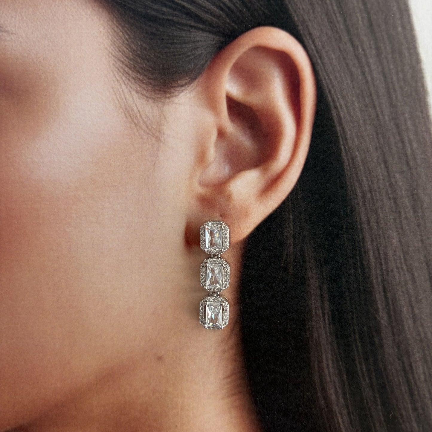 Aretes largos plateados zirconias tres cuadros chapa de oro