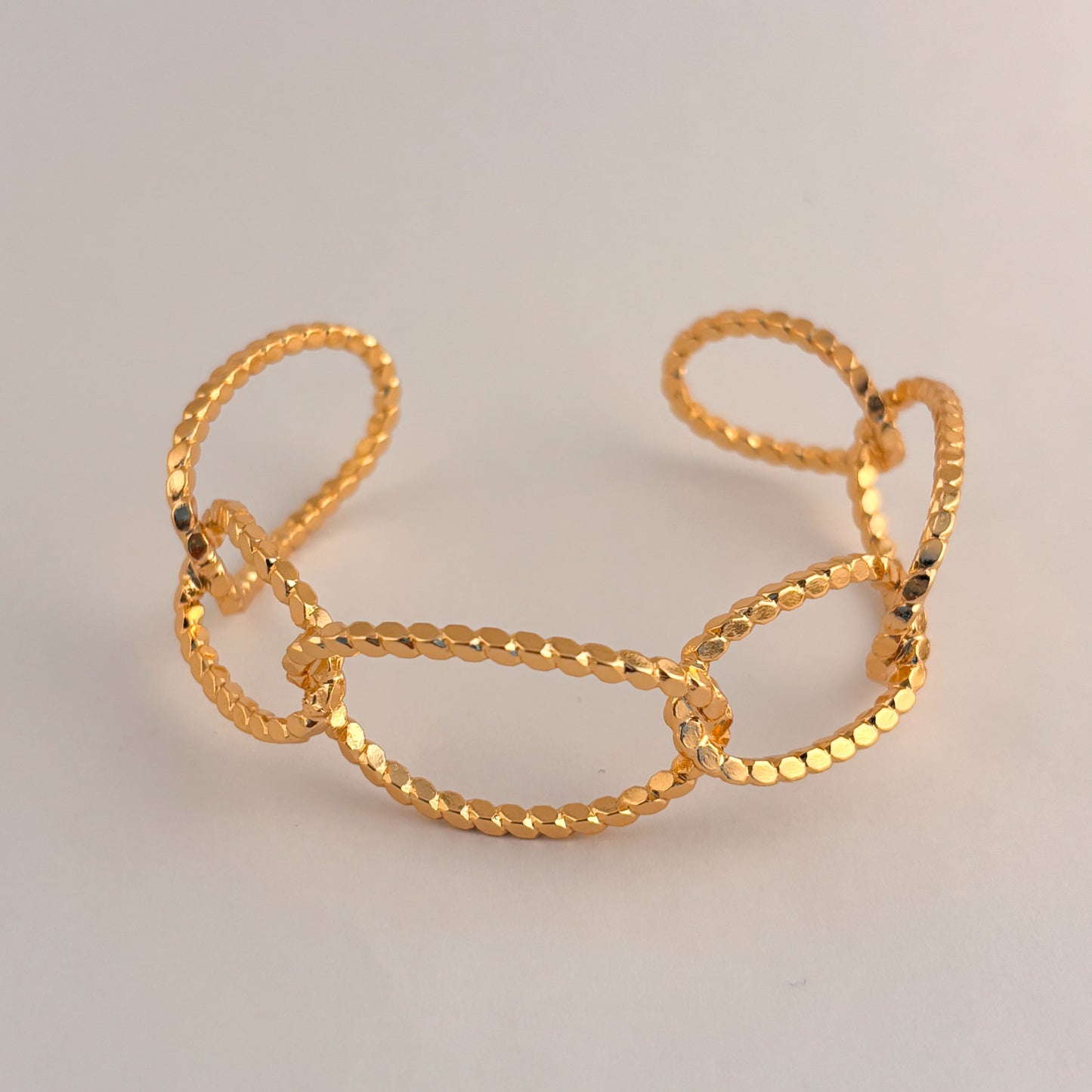 Brazalete cadena puntos chapa de oro