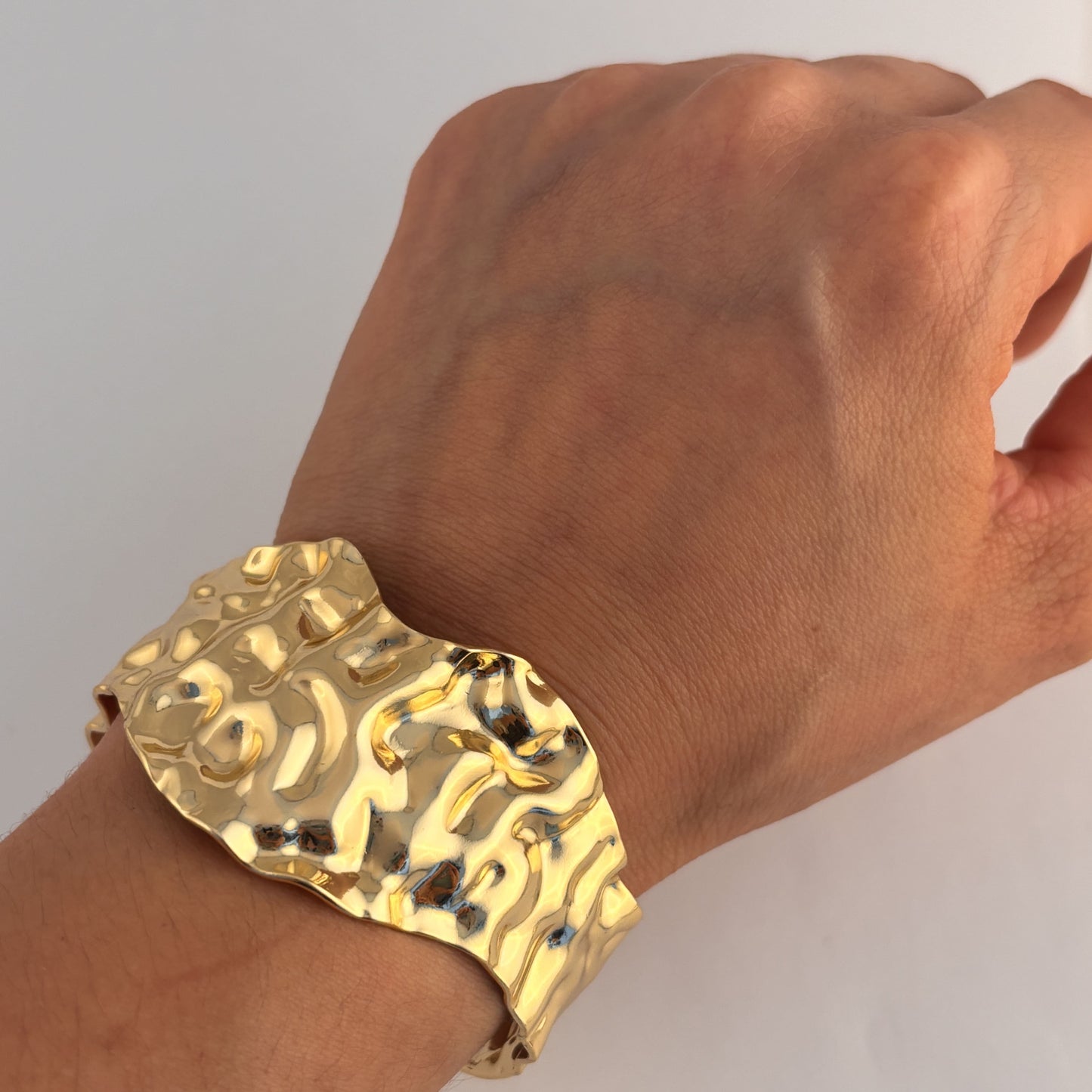 Brazalete martillado grueso chapa de oro