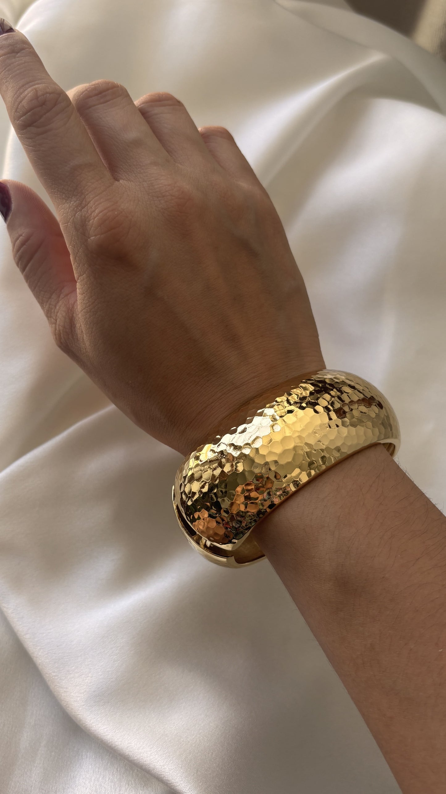 Brazalete grueso chapa de oro martillado redondeado