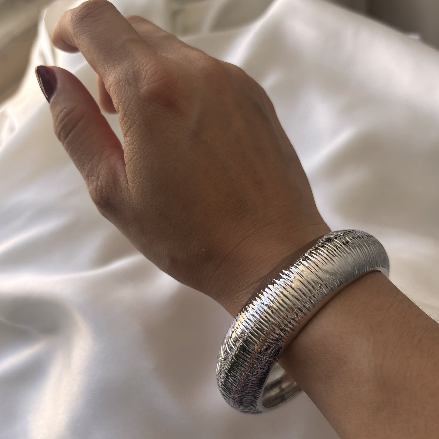 Brazalete grueso plateado rayado chapa de oro