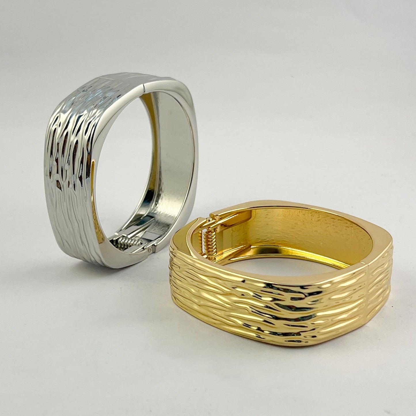 Brazalete cuadrado textura chapa de oro