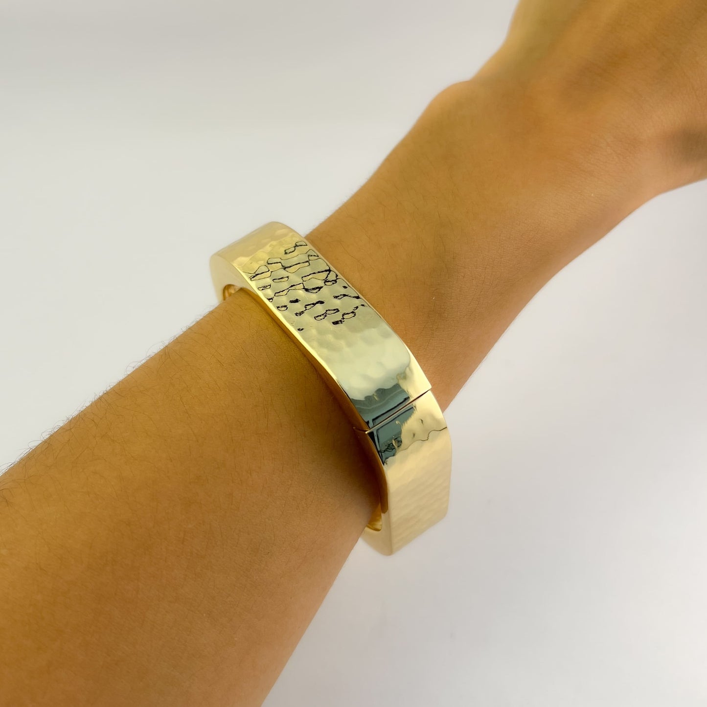 Brazalete cuadrado martillado chapa de oro