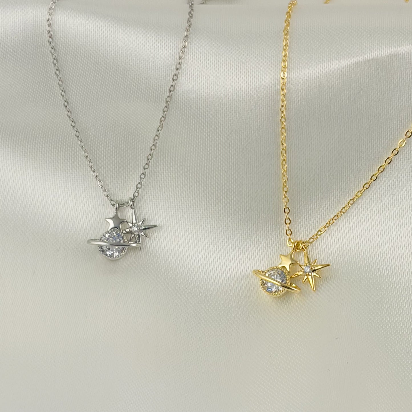 Collar dijes destello planeta zirconias baño de oro
