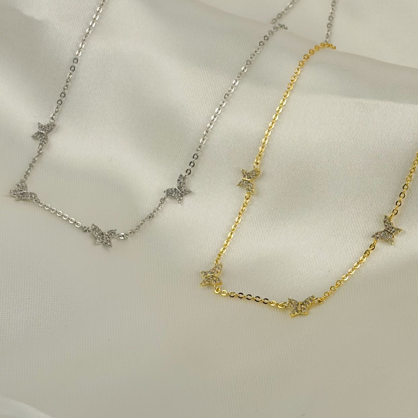 Collar mini mariposas zirconias baño de oro