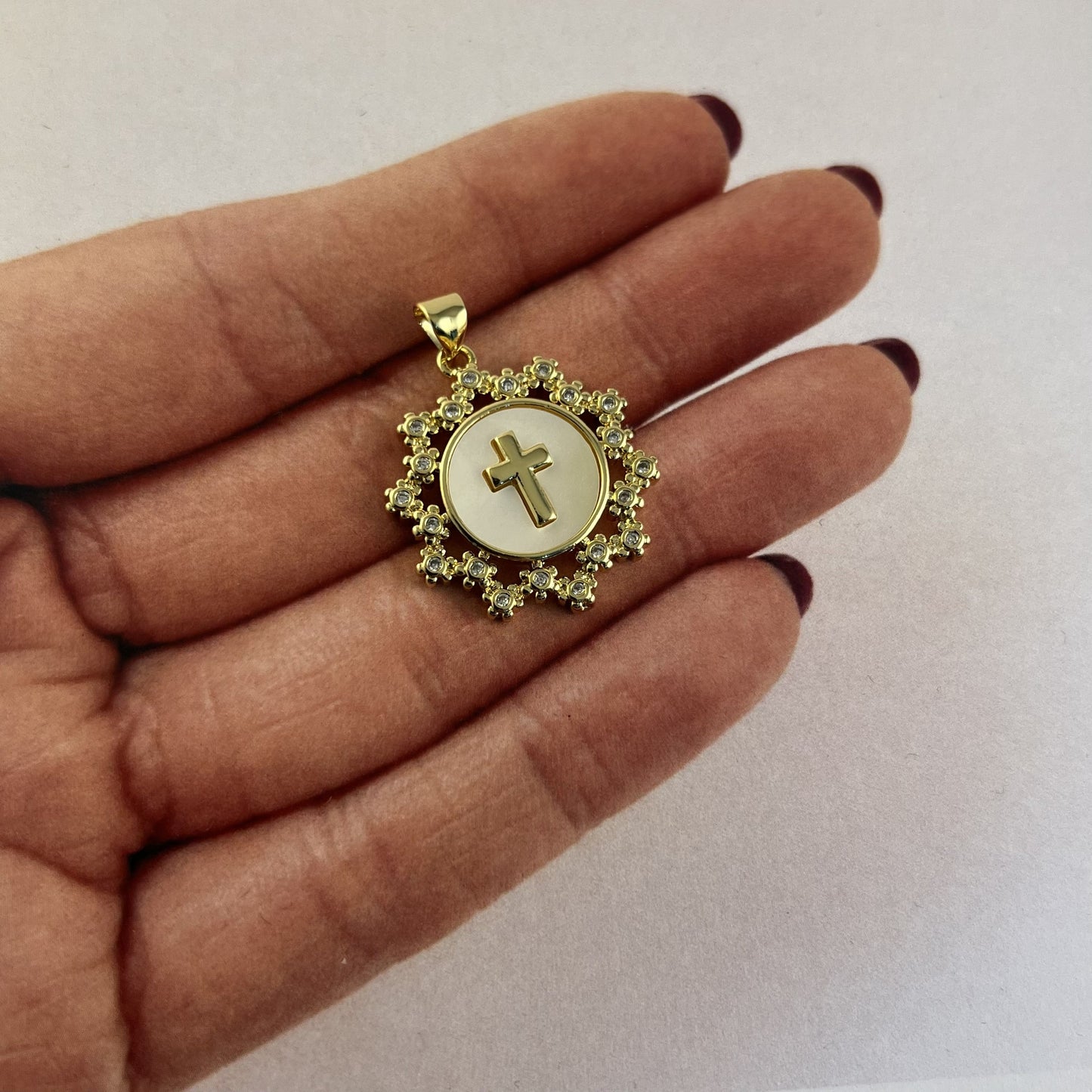 Dije medalla madre perla cruz florecitas chapa de oro 2 cm