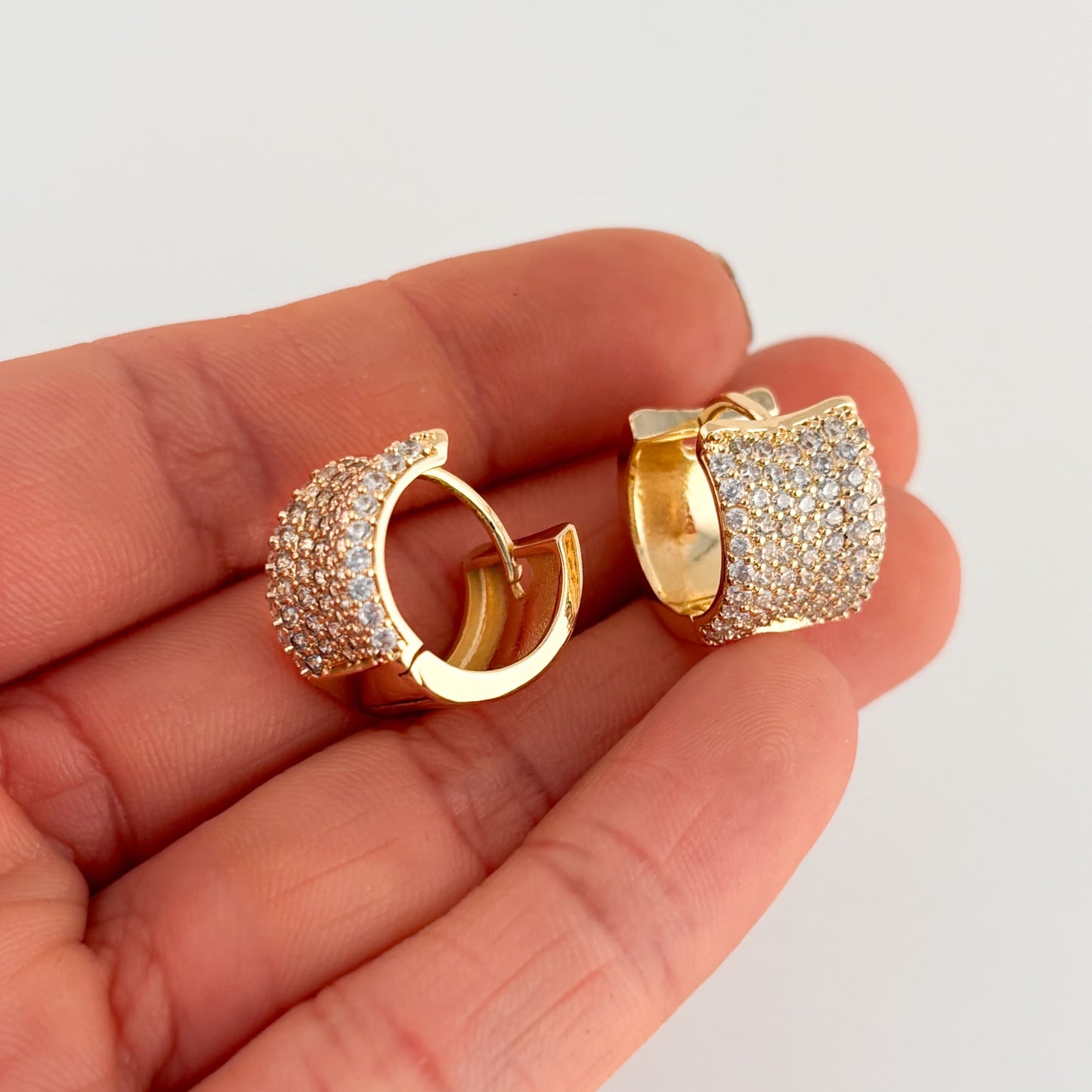 Huggie gruesa zirconias chapa de oro