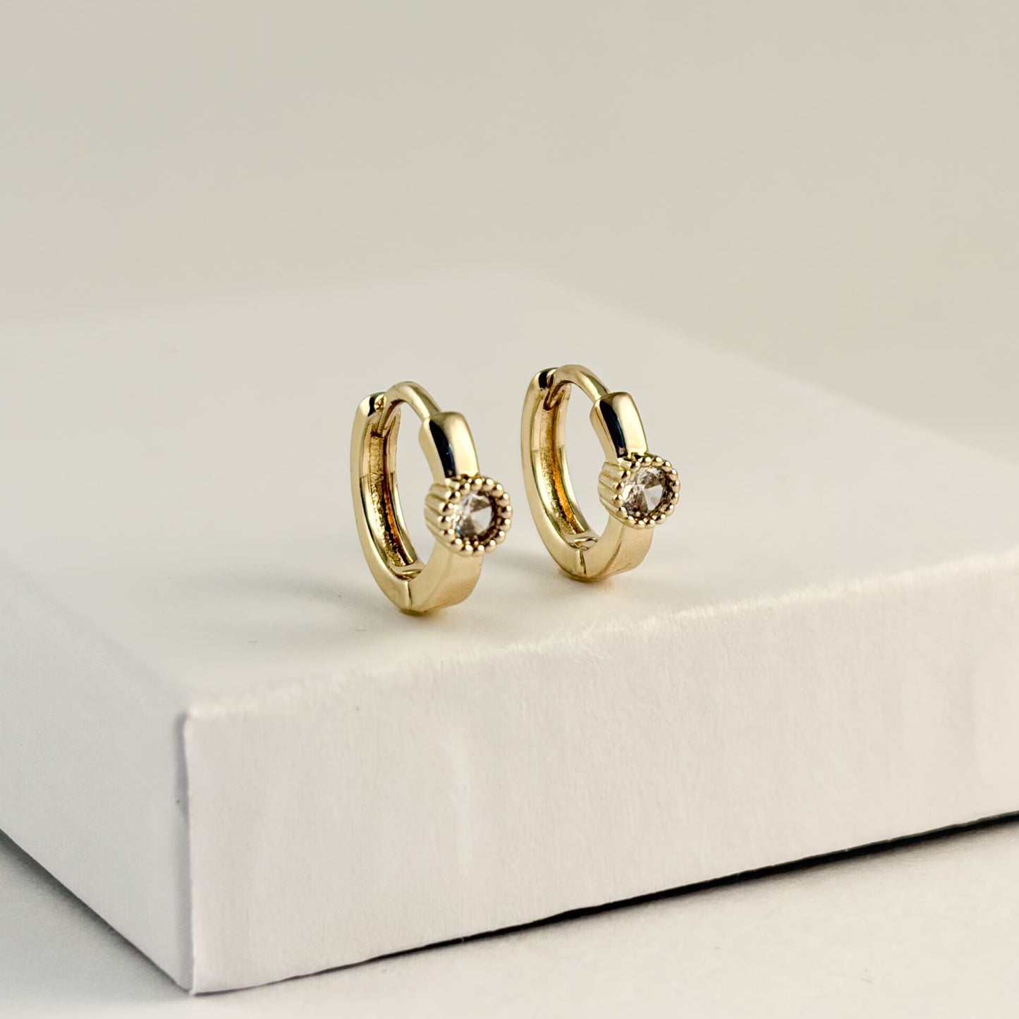 Huggies chapa de oro zirconia punto