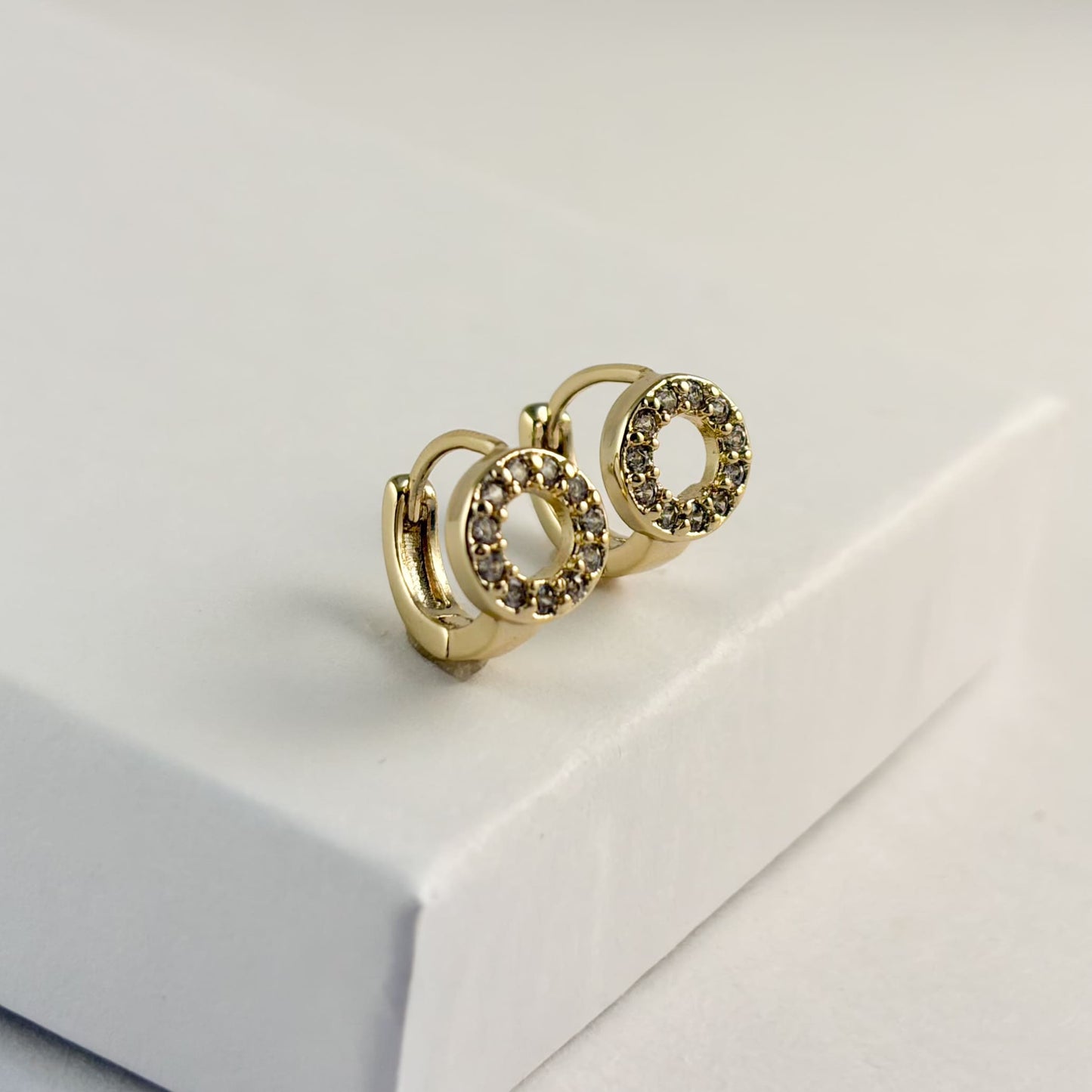 Huggies chapa de oro zirconias aro grande