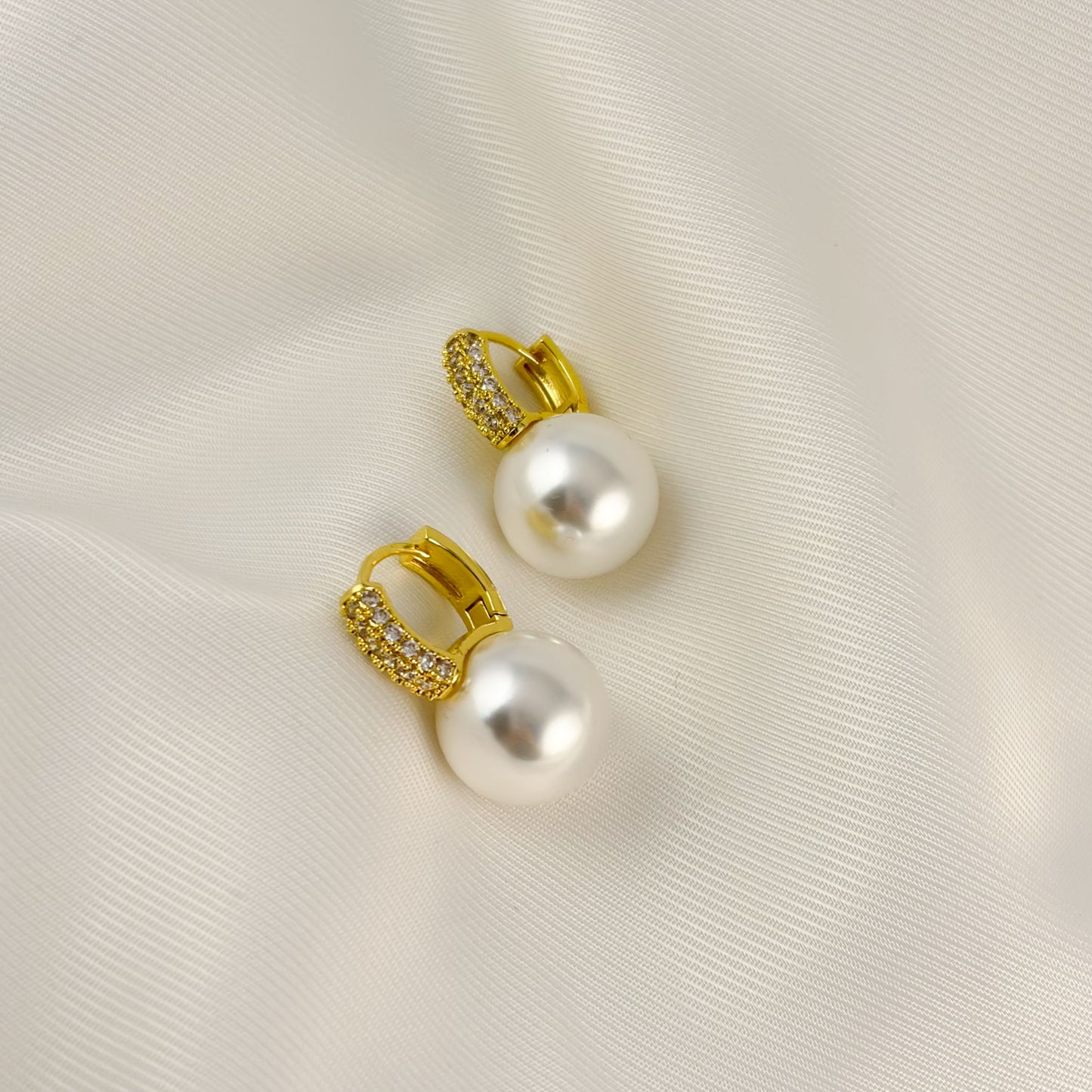 Aretes huggies perla con zirconias chapa de oro