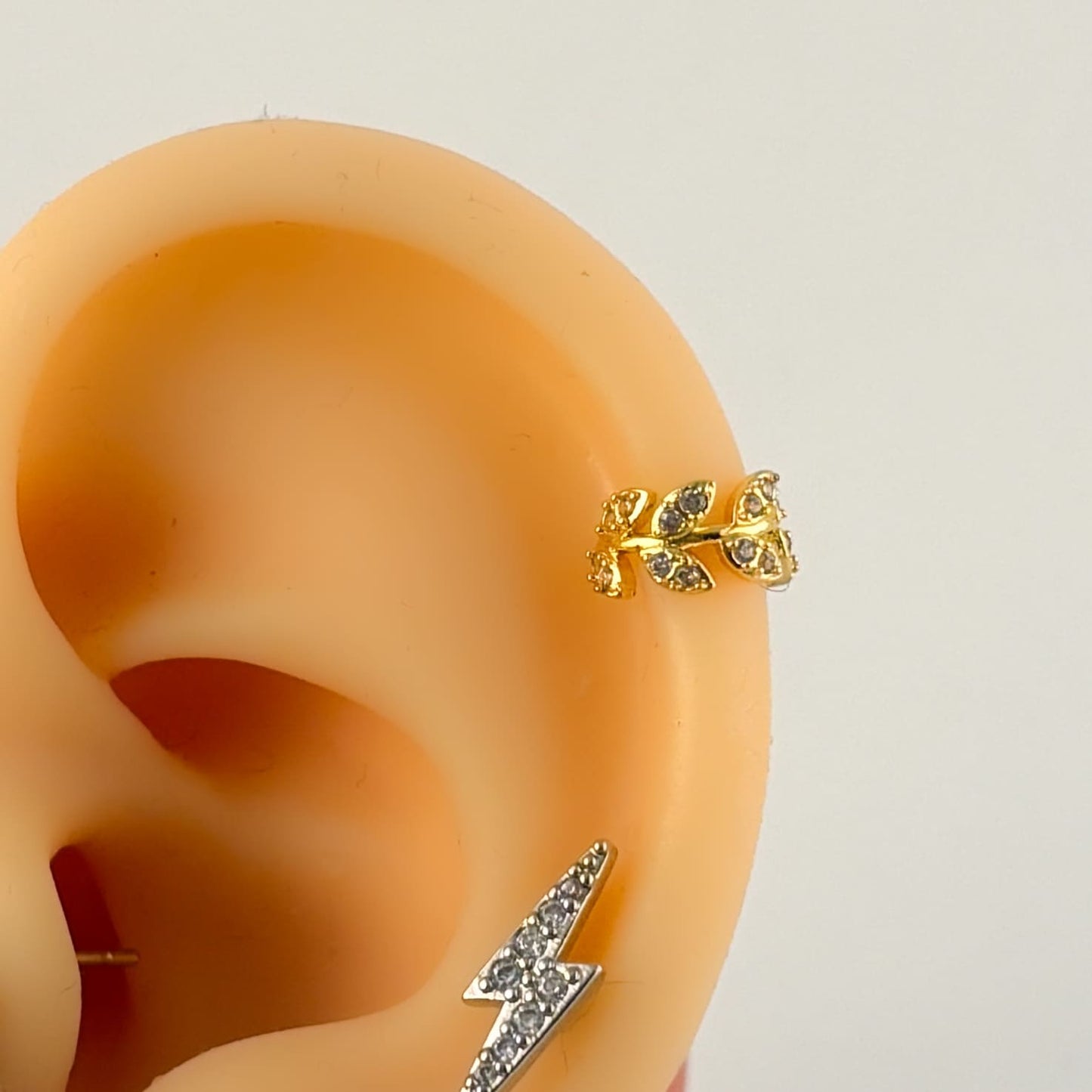 Piercing hélix argolla hojitas zirconias chapa de oro