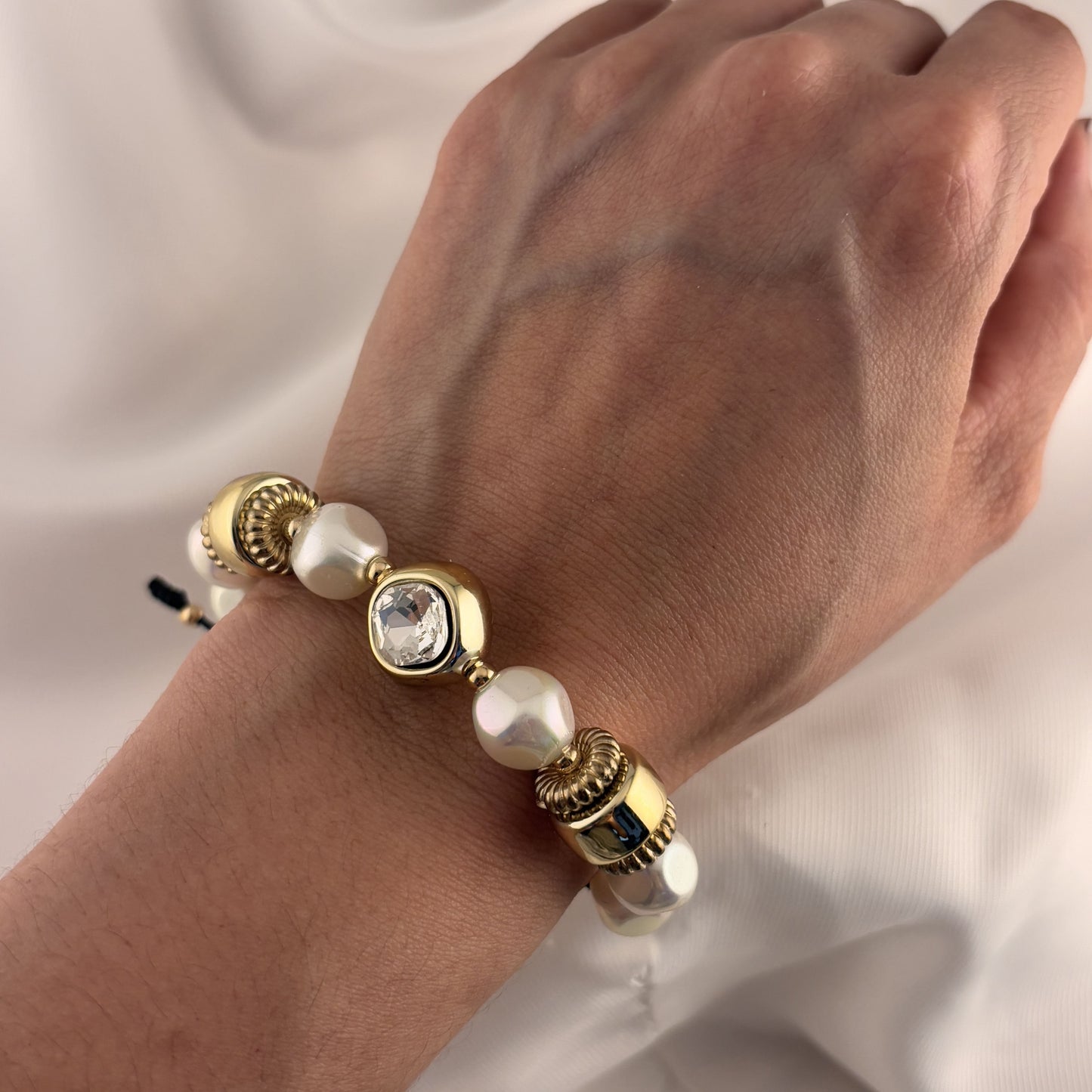 Pulsera perlas ruedas cordón negro chapa de oro