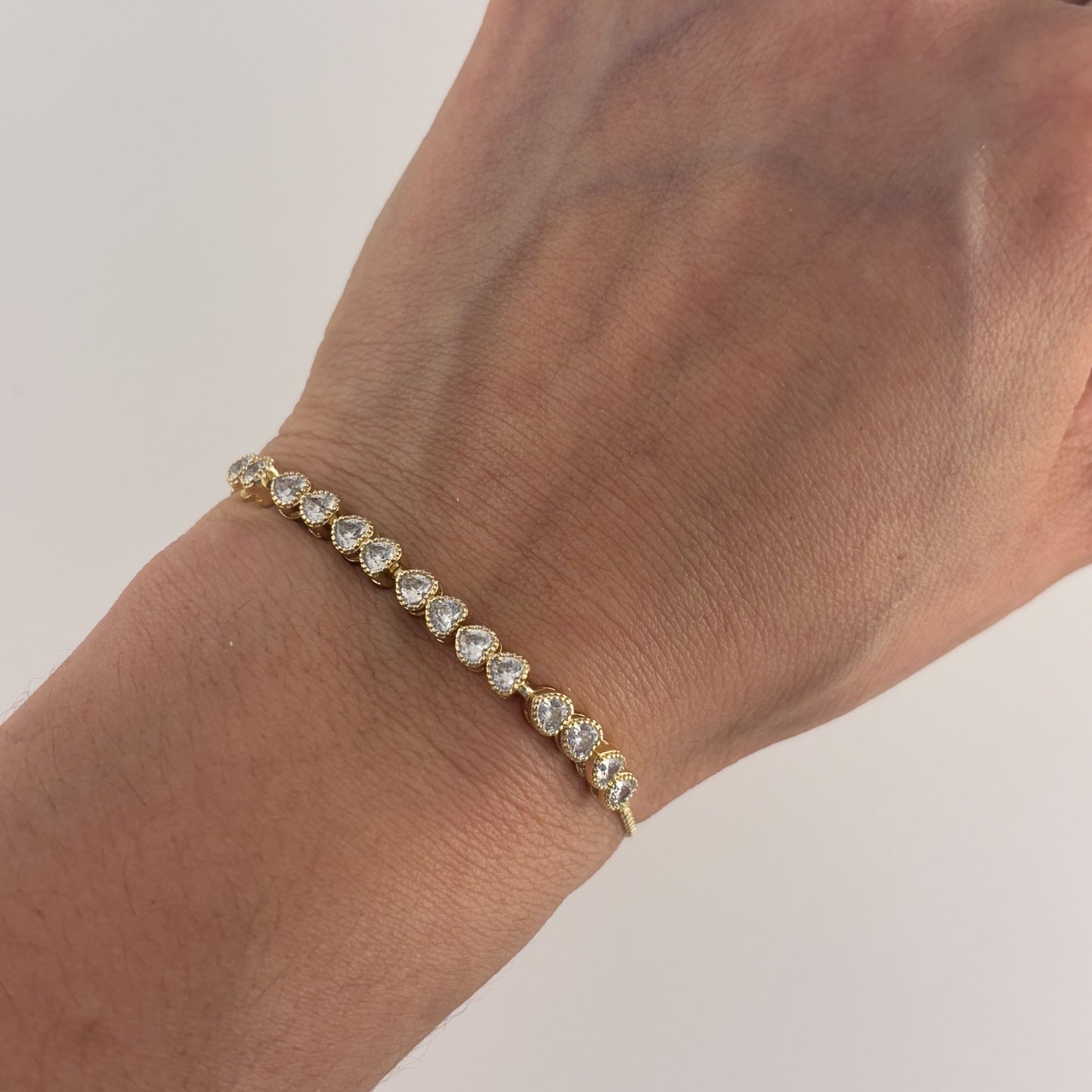 Pulsera ajustable chapa de oro corazones zirconias