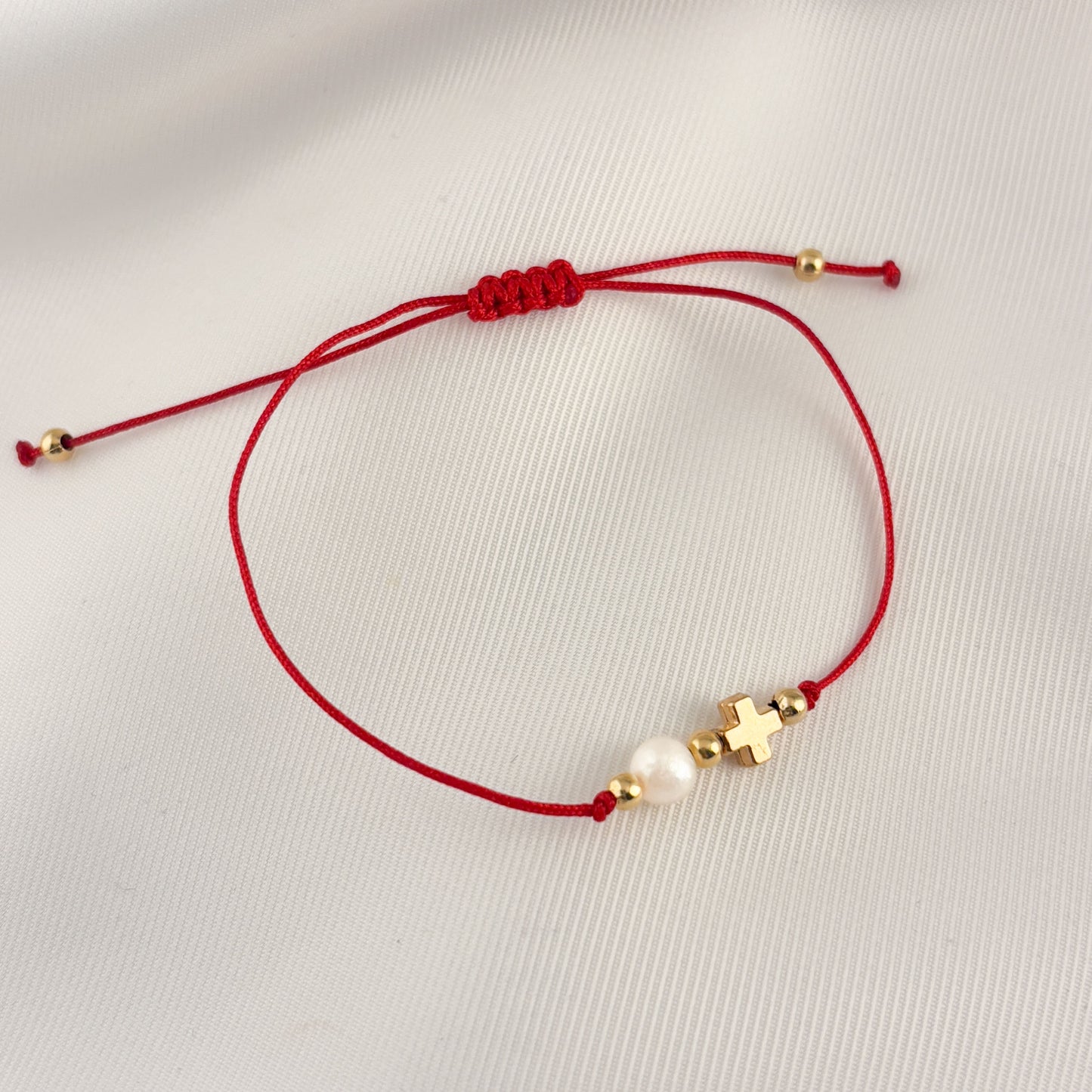 Pulsera hilo perla cruz chapa de oro