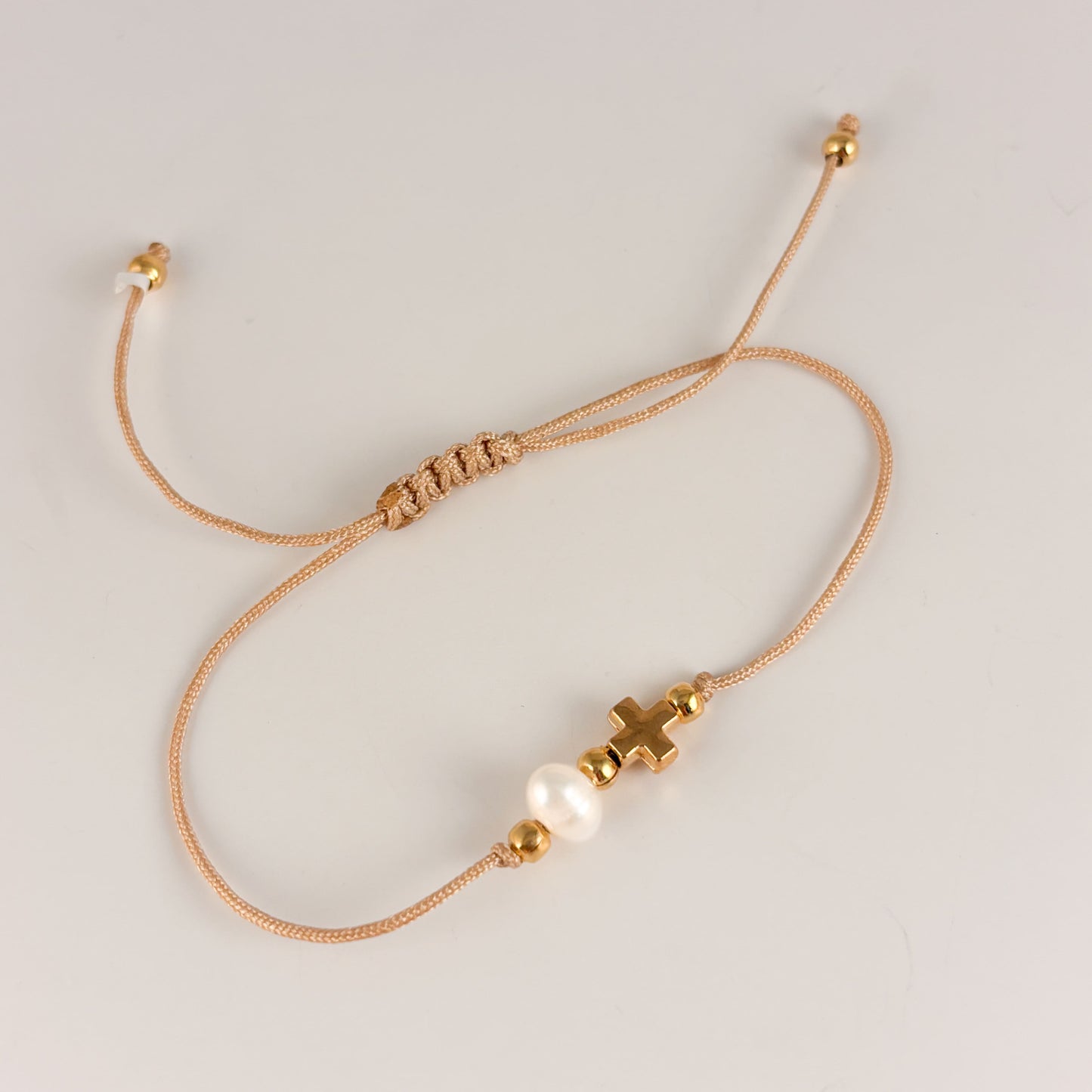 Pulsera hilo perla cruz chapa de oro