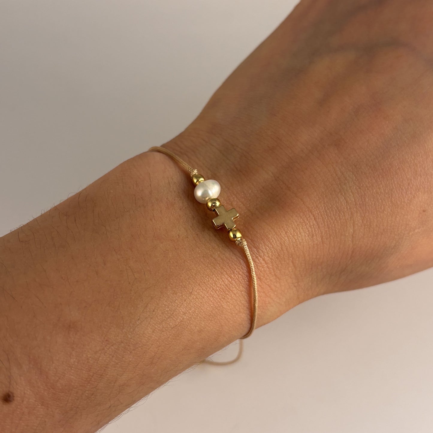 Pulsera hilo perla cruz chapa de oro