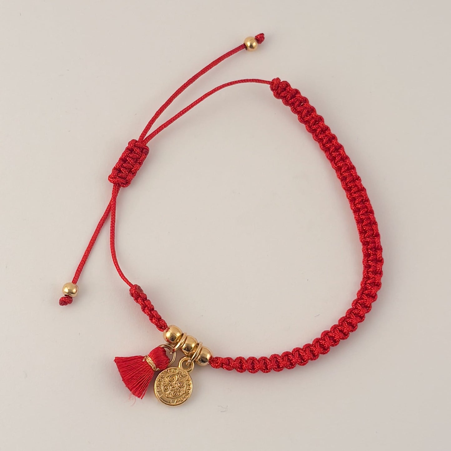 Pulsera hilo rojo medalla san Benito motita