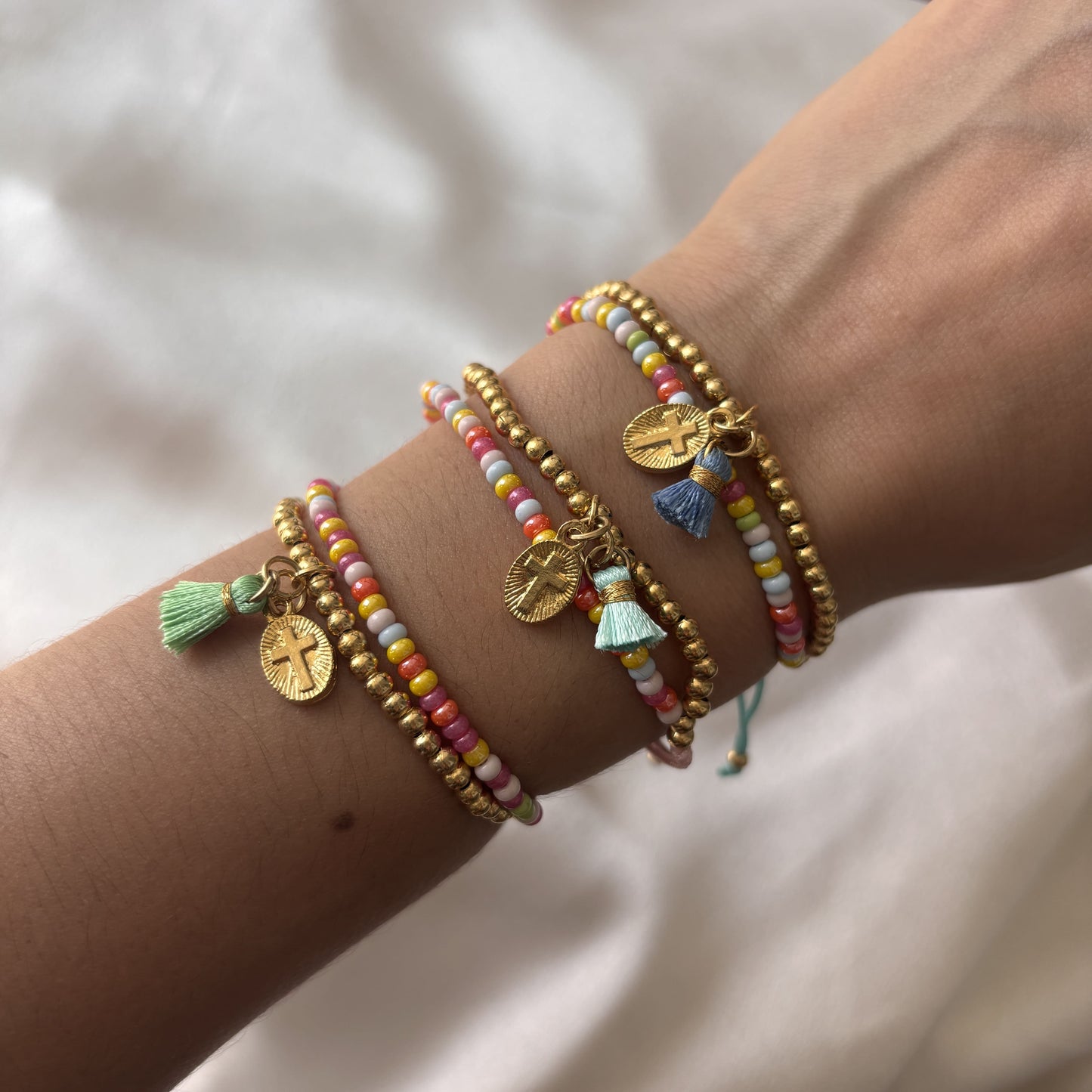 Pulsera doble hilo colores chaquira medalla cruz y motita