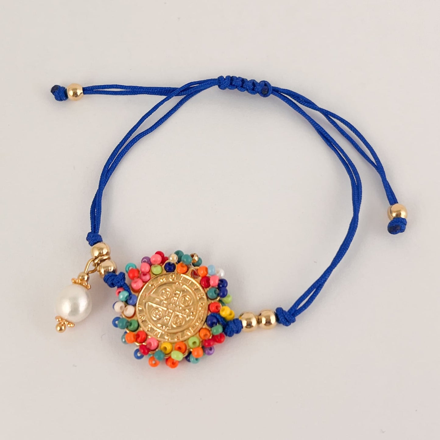 Pulsera hilo medalla bordada san Benito chaquira colores chapa de oro ¡Elige el color!