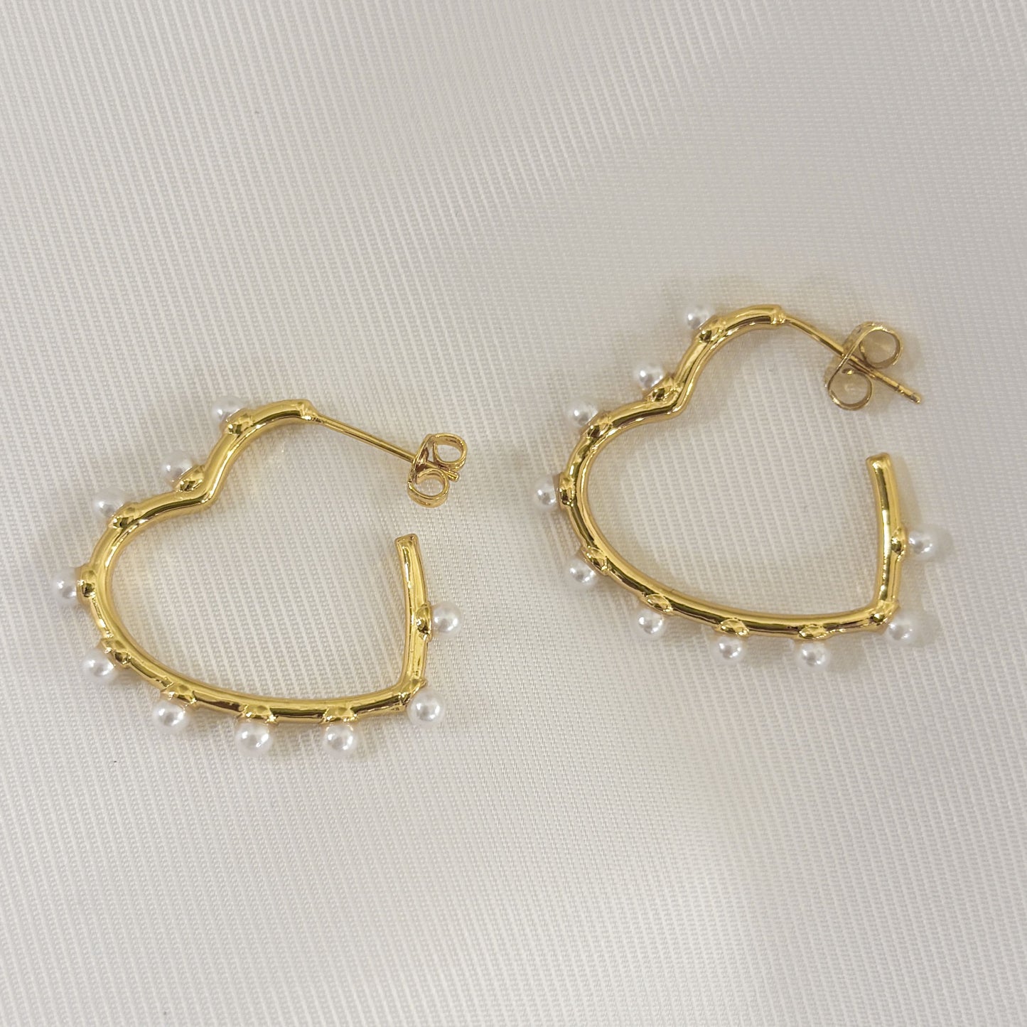 Semi arracadas chapa corazón perlas
