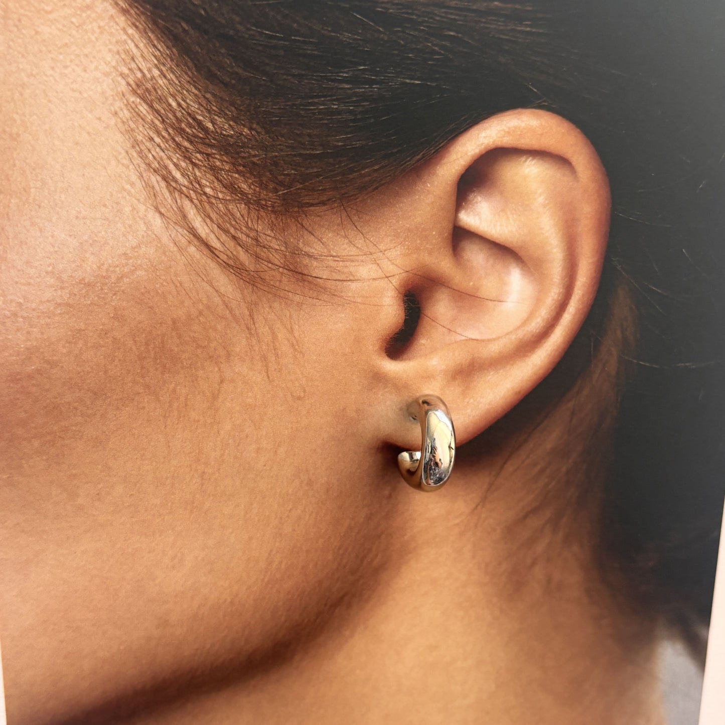 Semi arracadas plateadas chunky mini chapa de oro 1.5 cm