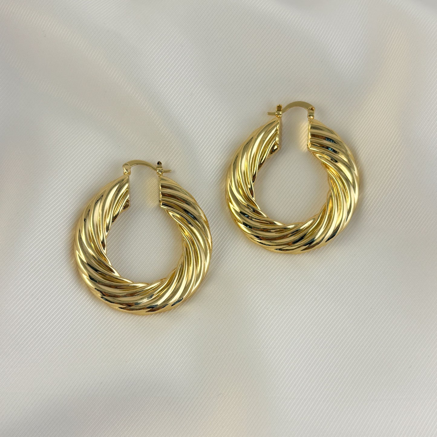 Arracadas textura curva maxi chapa de oro