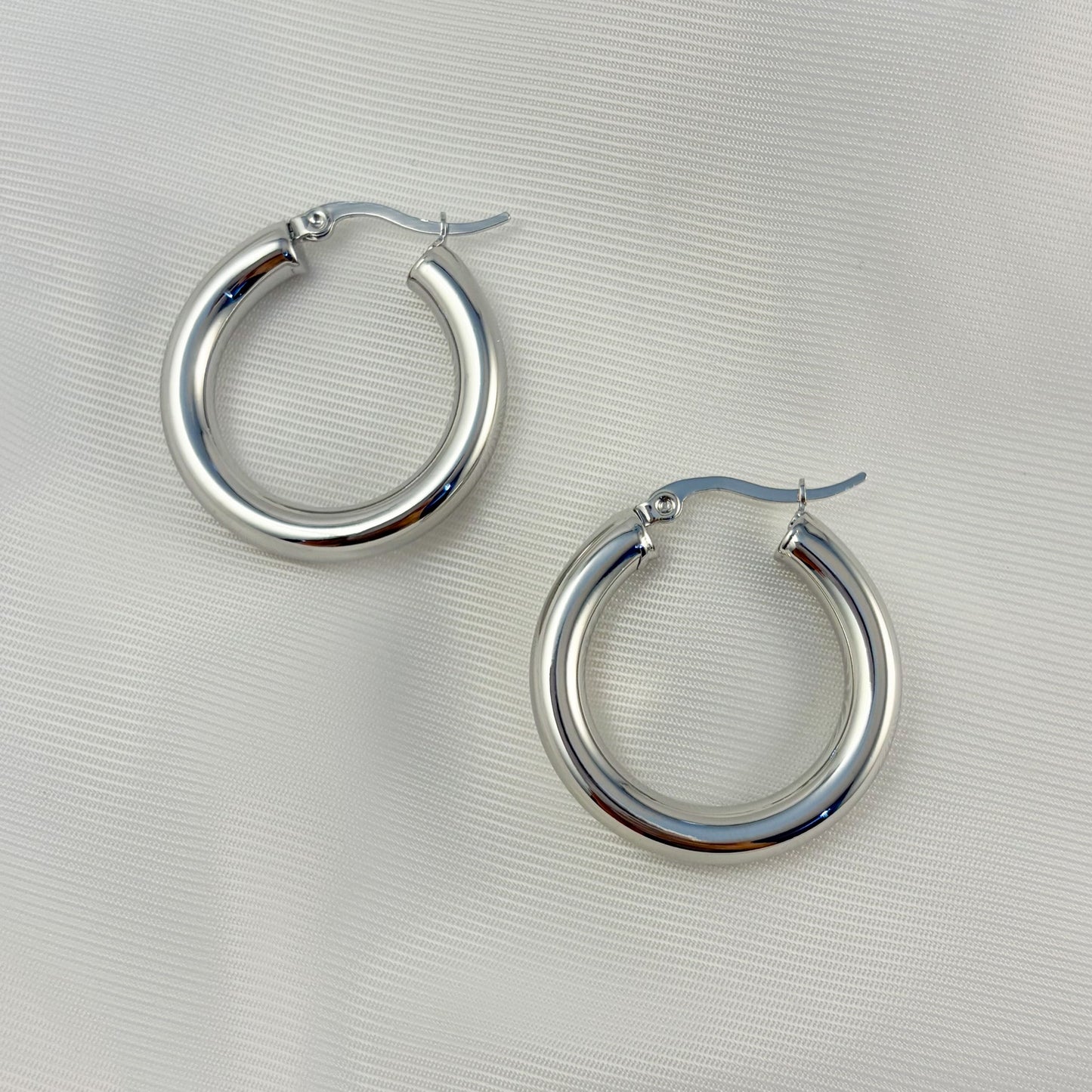 Arracadas plateadas tubulares gruesas chapa de oro 3 cm
