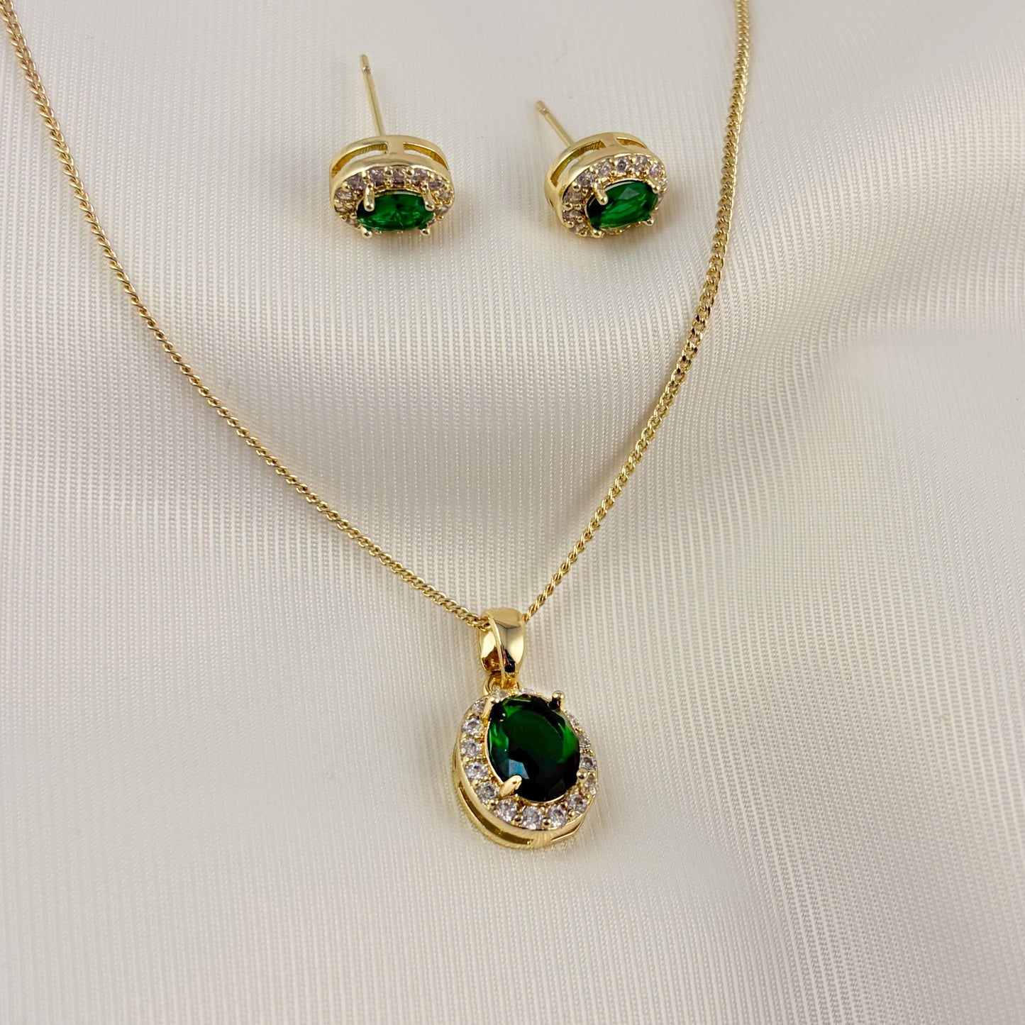 Set aretes y collar ovalo zirconias verde chapa de oro