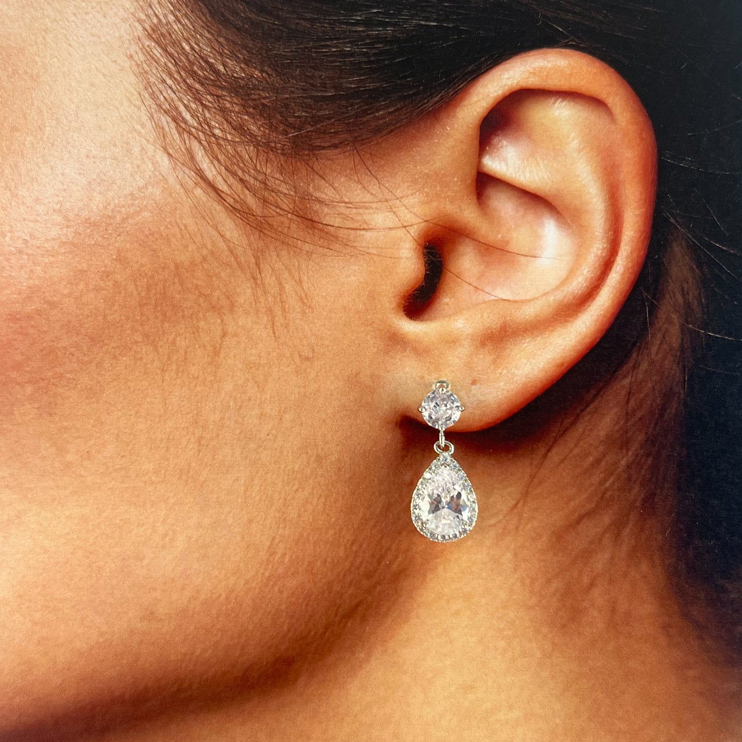 Aretes plateados zirconia gota chica baño de rodio