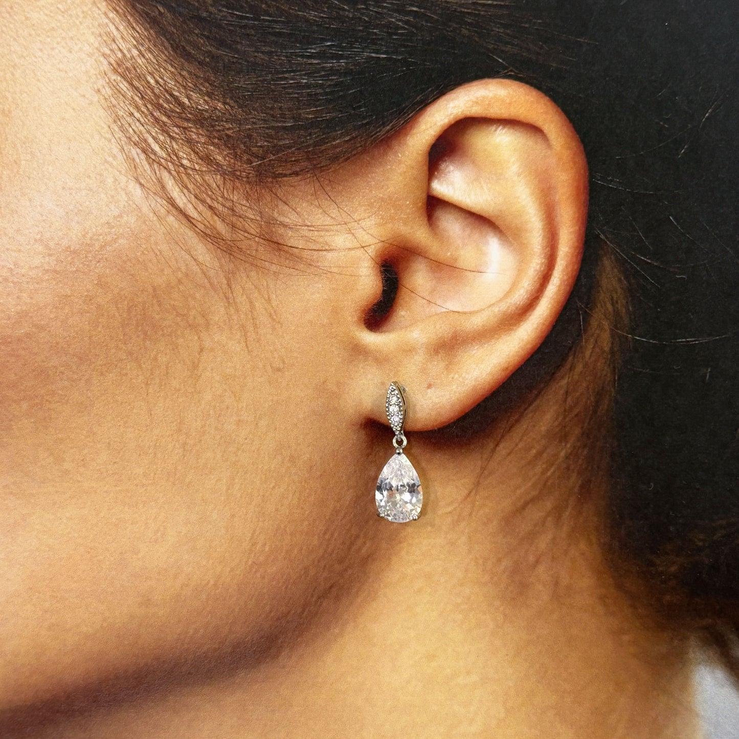 Aretes plateados cortos zirconia gota sencilla