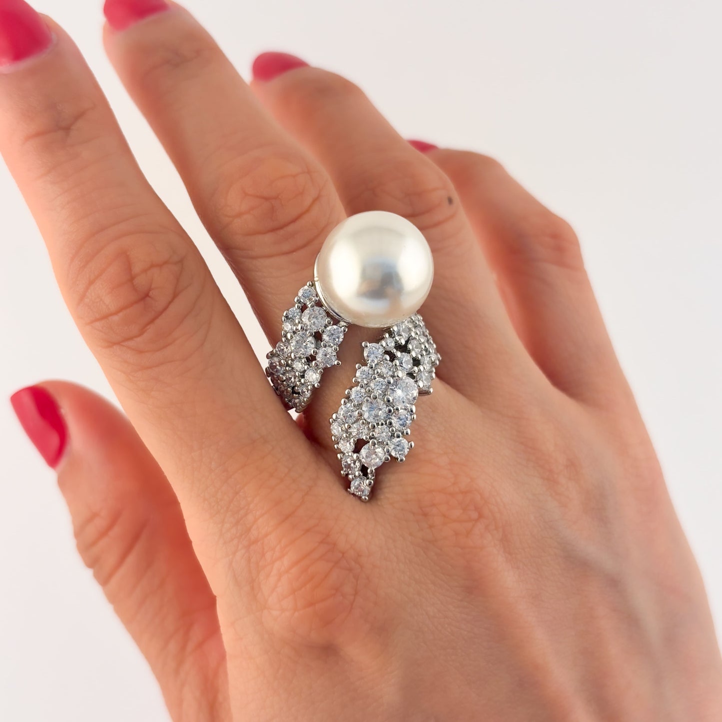 Anillo plateado zirconias perla envolvente