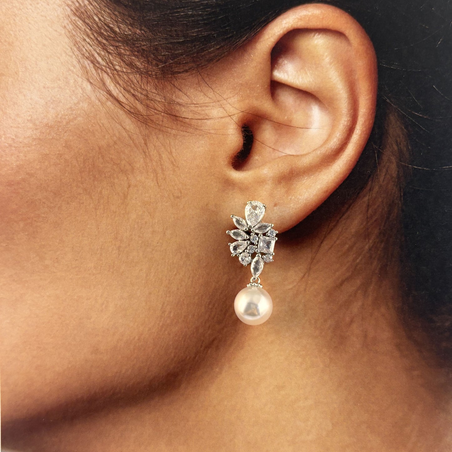 Aretes largos plateados con perla racimo de hojas baño de oro