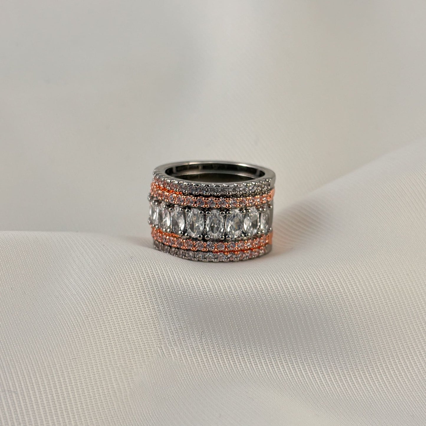 Anillo plateado grueso zirconias con rosa baño de oro #7