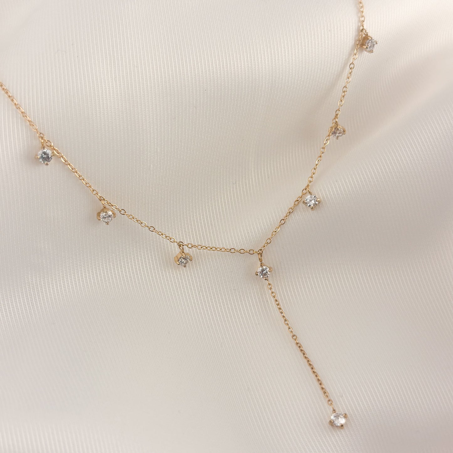 Collar acero inoxidable zirconias colgantes corbatín dorado