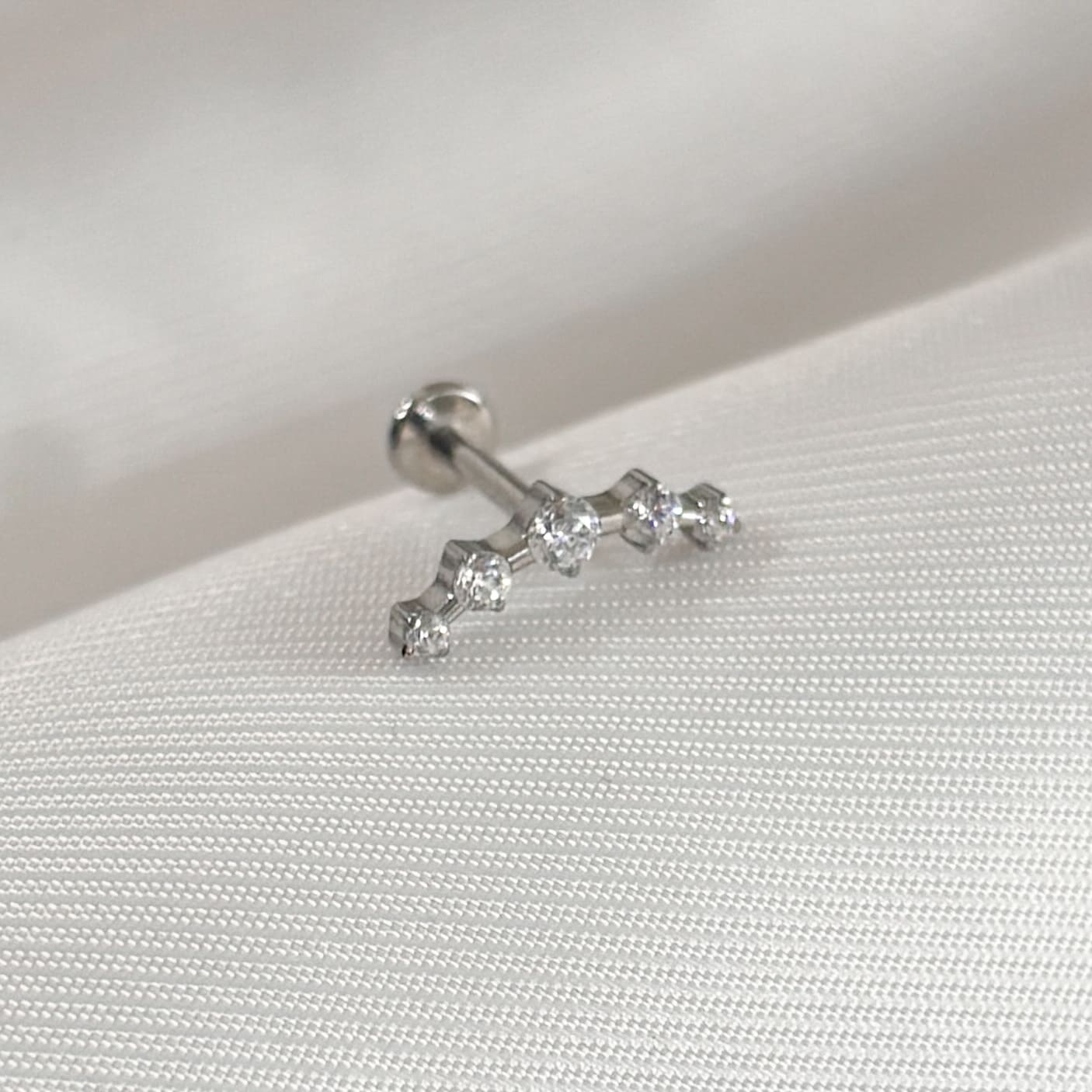 Piercing acero quirúrgico dorado curva 5 zirconias