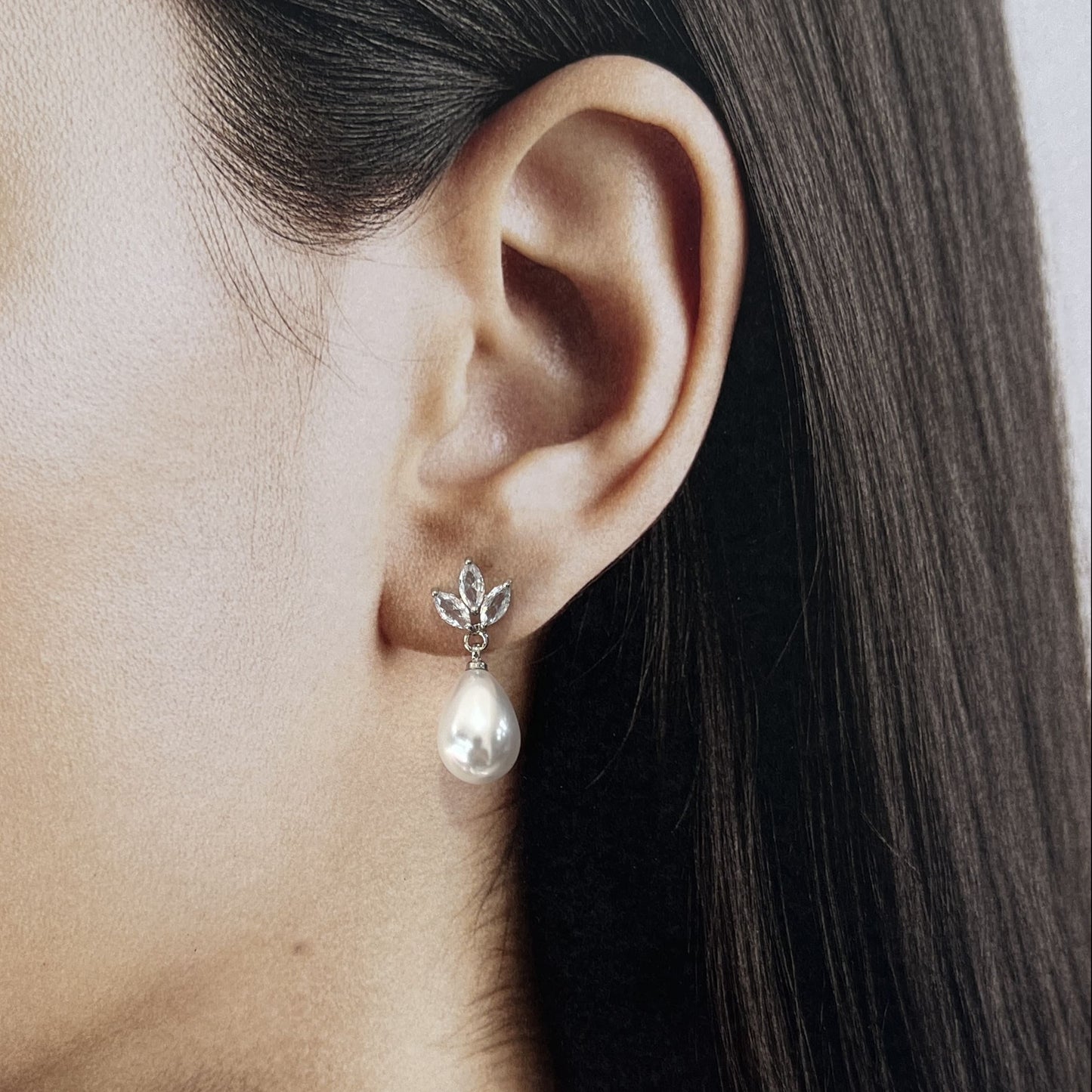 Aretes cortos perla gota 3 zirconias baño de oro