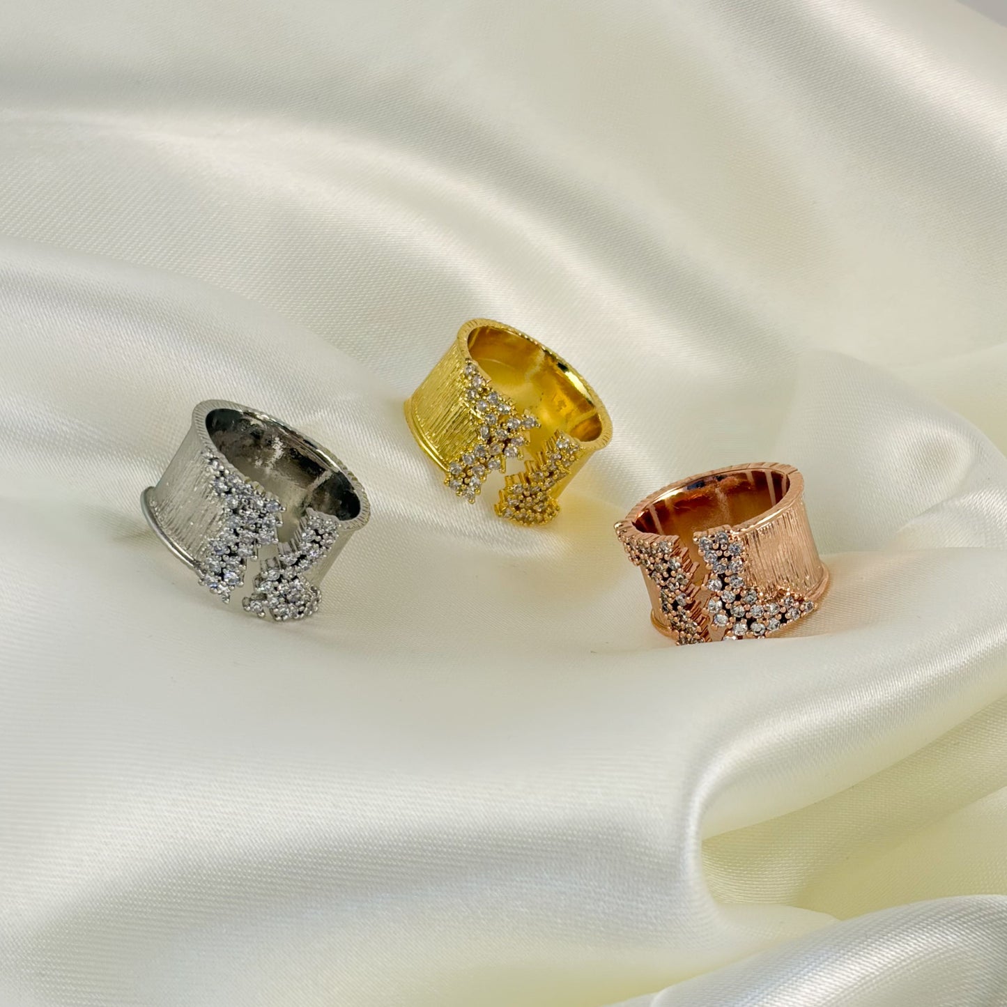 Anillo ancho textura abierto zirconias chapa ajustable (talla minima)