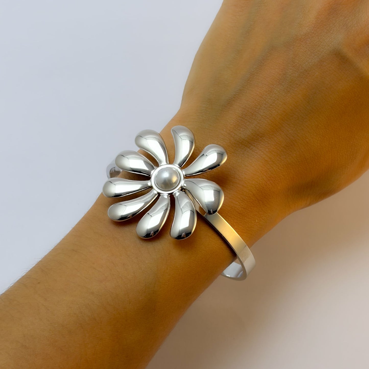 Brazalete delgado ajustable flor palma perla acero premium