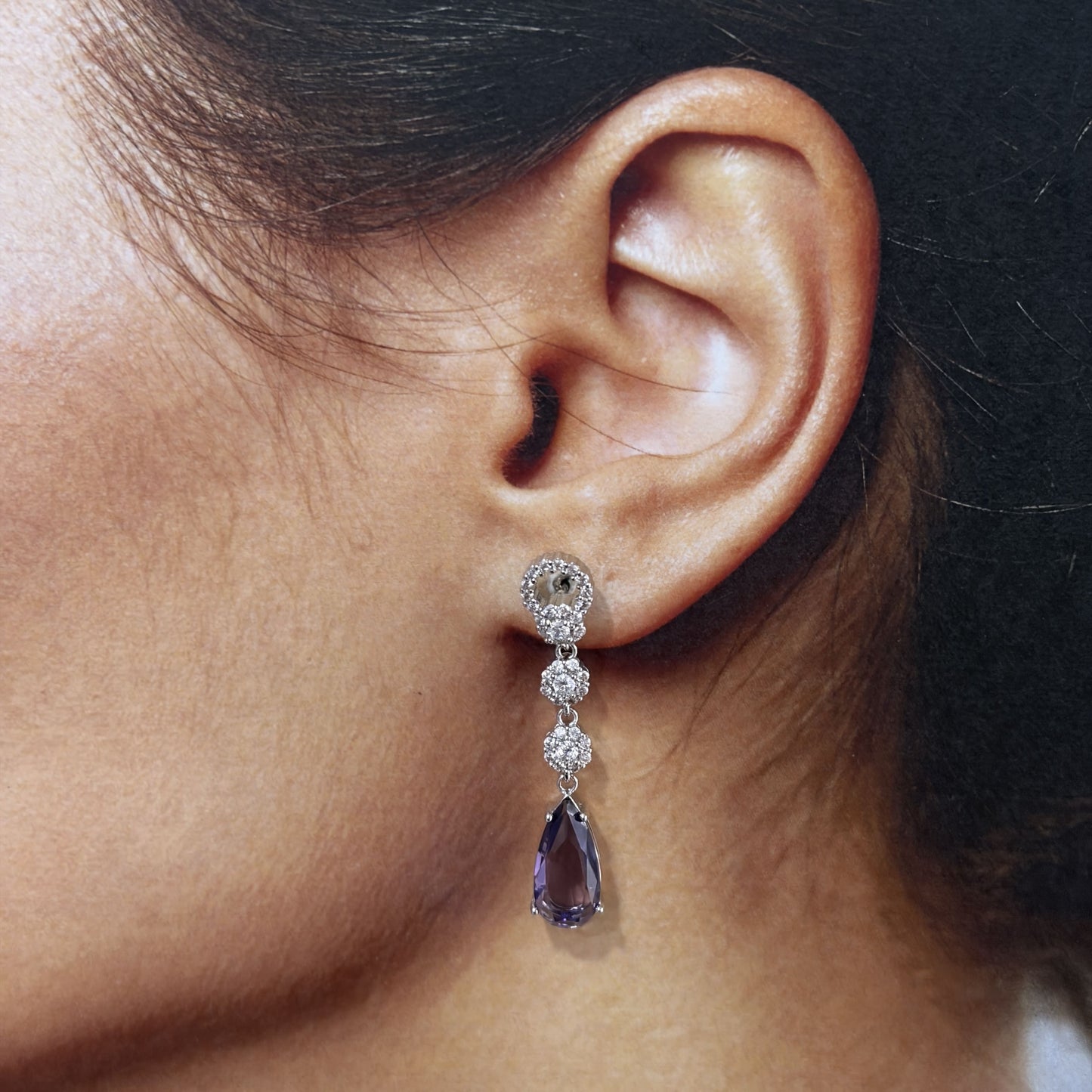 Arete largo zirconias plateado gota alargada violeta baño de oro