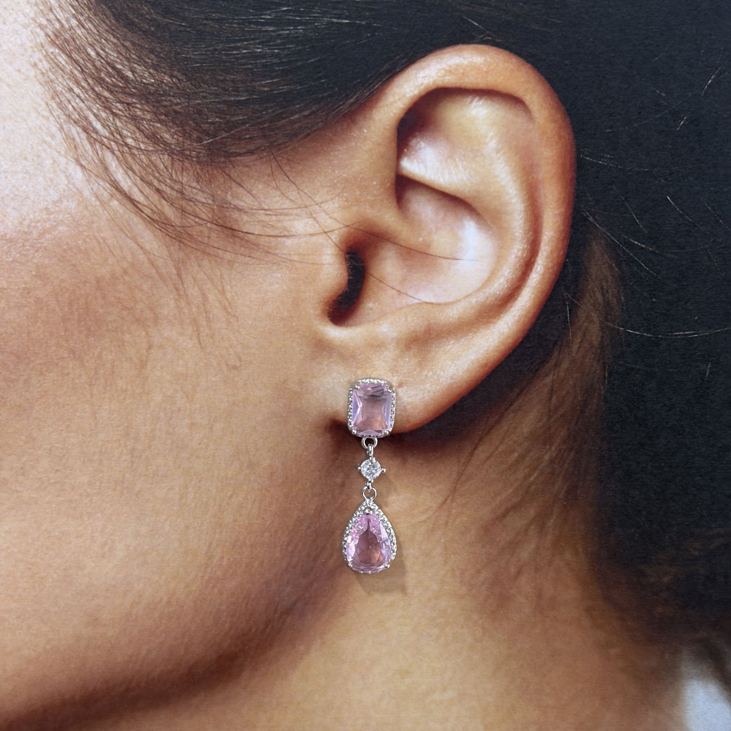 Arete largo plateado cristal gota rosa baño de rodio