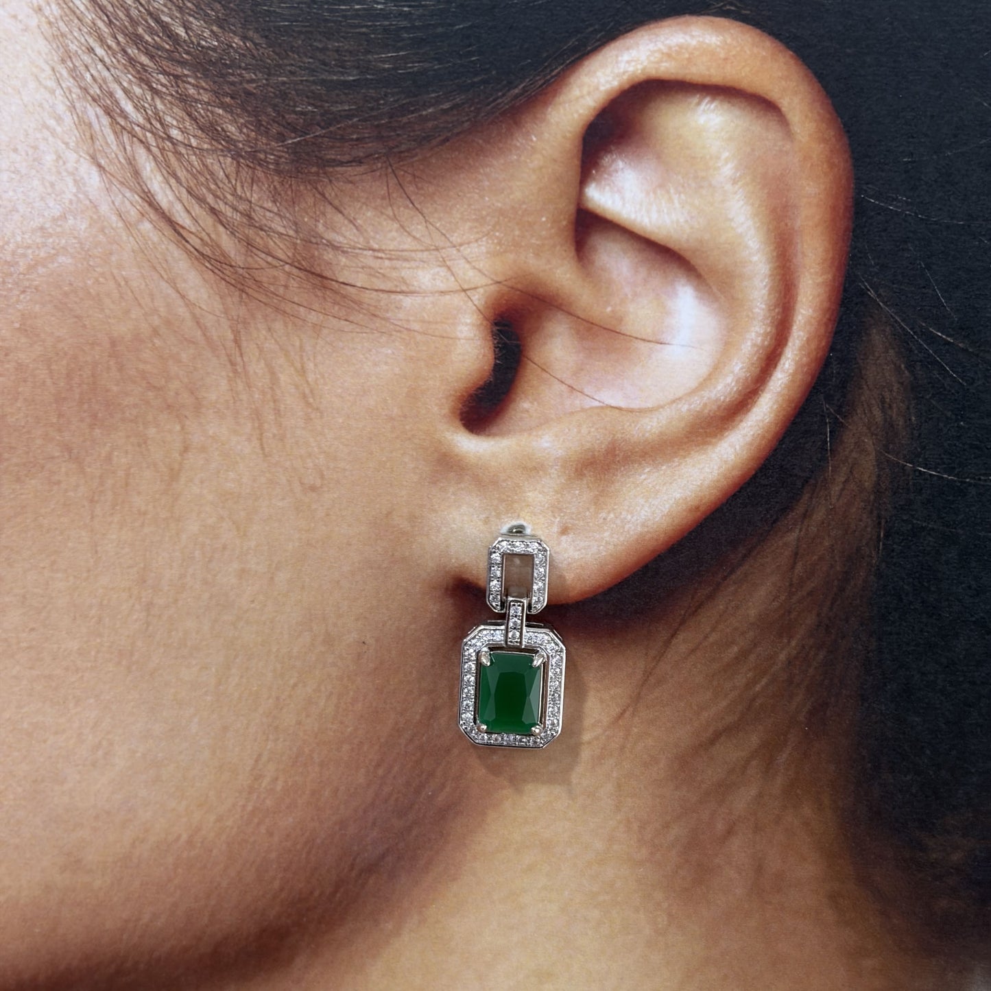 Arete plateado zirconia rectángulo verde baño de oro