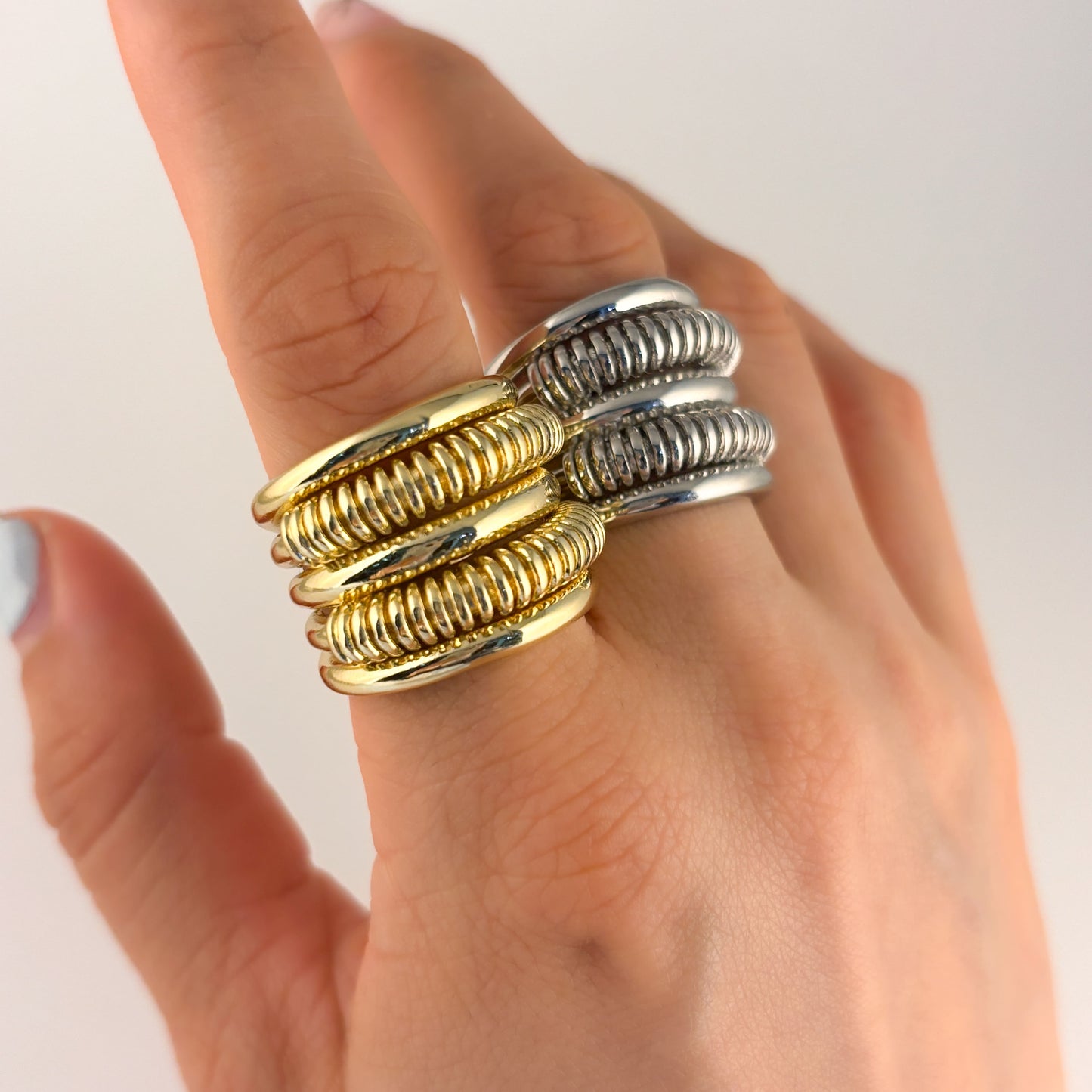 Anillo grueso chapa de oro liso y resorte
