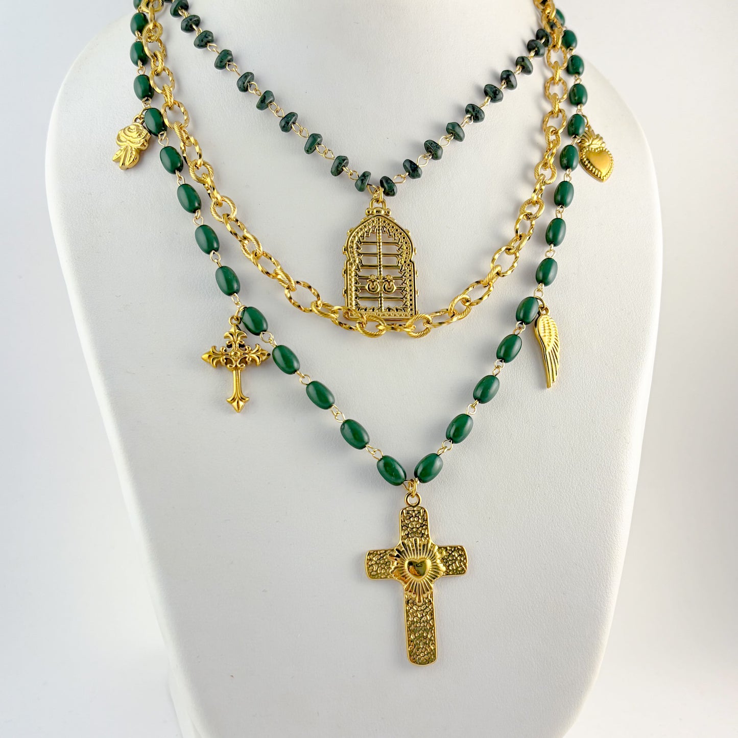 Collar triple acero premium cuentas verdes charms dorados