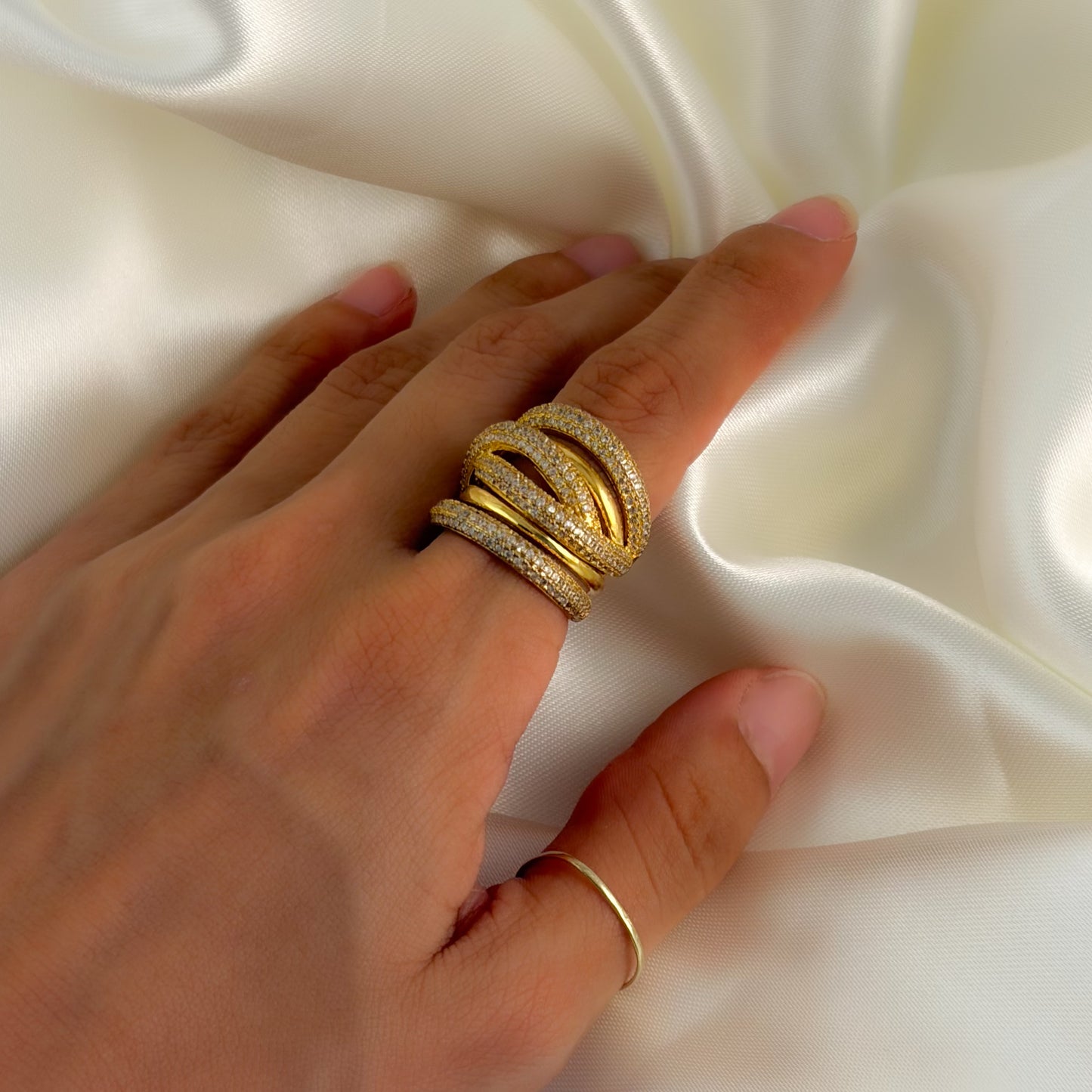 Anillo grueso chapa de oro zirconias 6 líneas entrelazadas