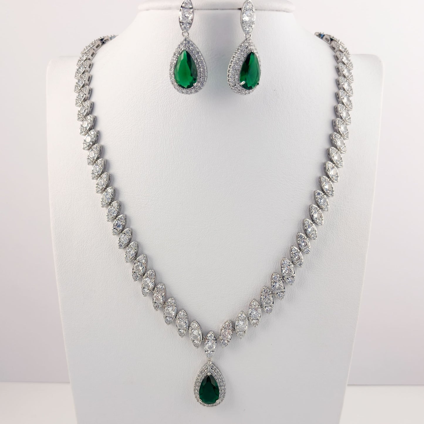 Set elegante aretes y collar zirconia baño de rodio
