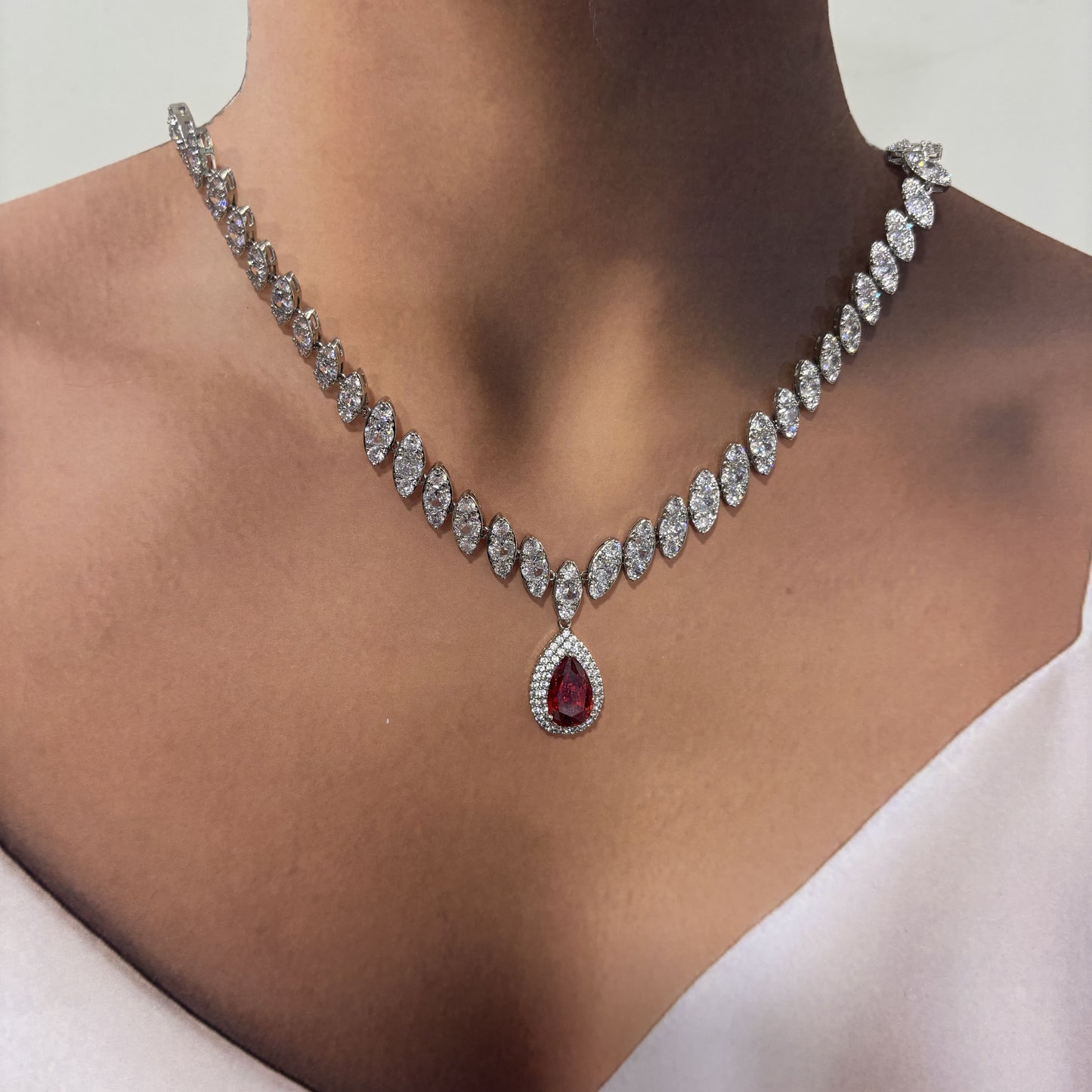 Set elegante aretes y collar zirconia baño de rodio