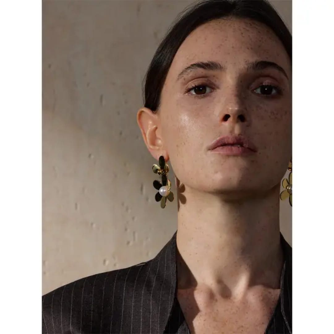 Aretes flor acero premium 6 pétalos dorado perla