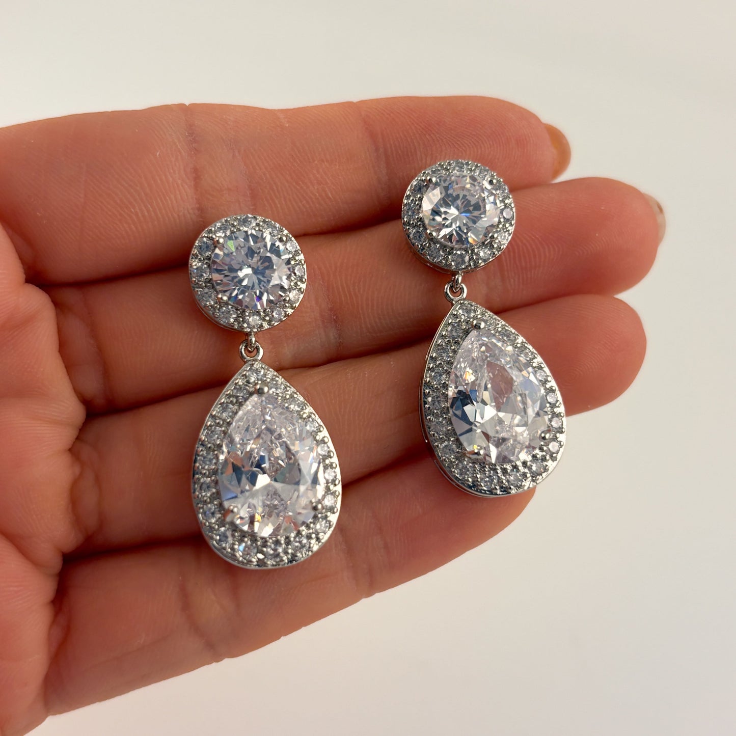 Aretes plateados largo medio zirconias círculo y gota baño de oro