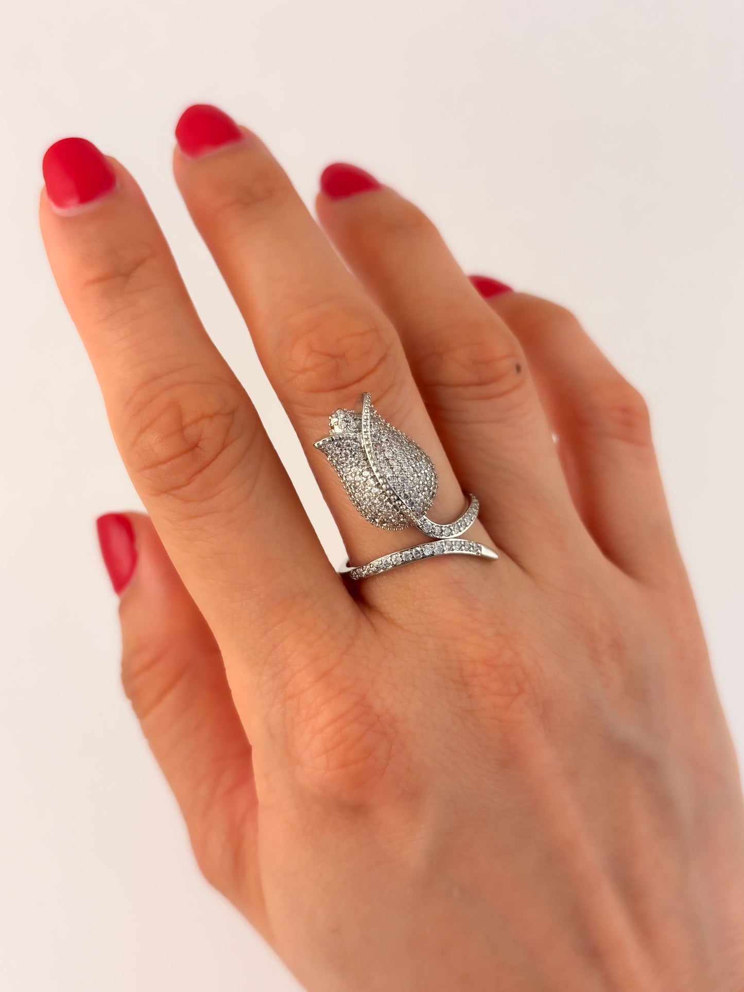 Anillo de tulipan con zirconias baño de oro