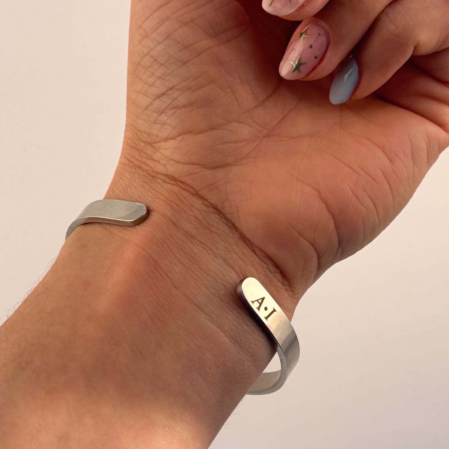 Brazalete ajustable acero inoxidable con 1 grabado